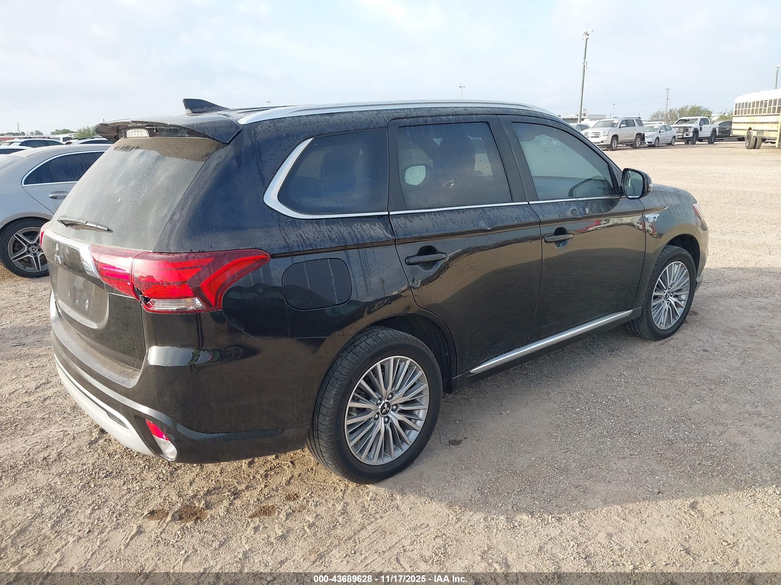 MITSUBISHI OUTLANDER image 4