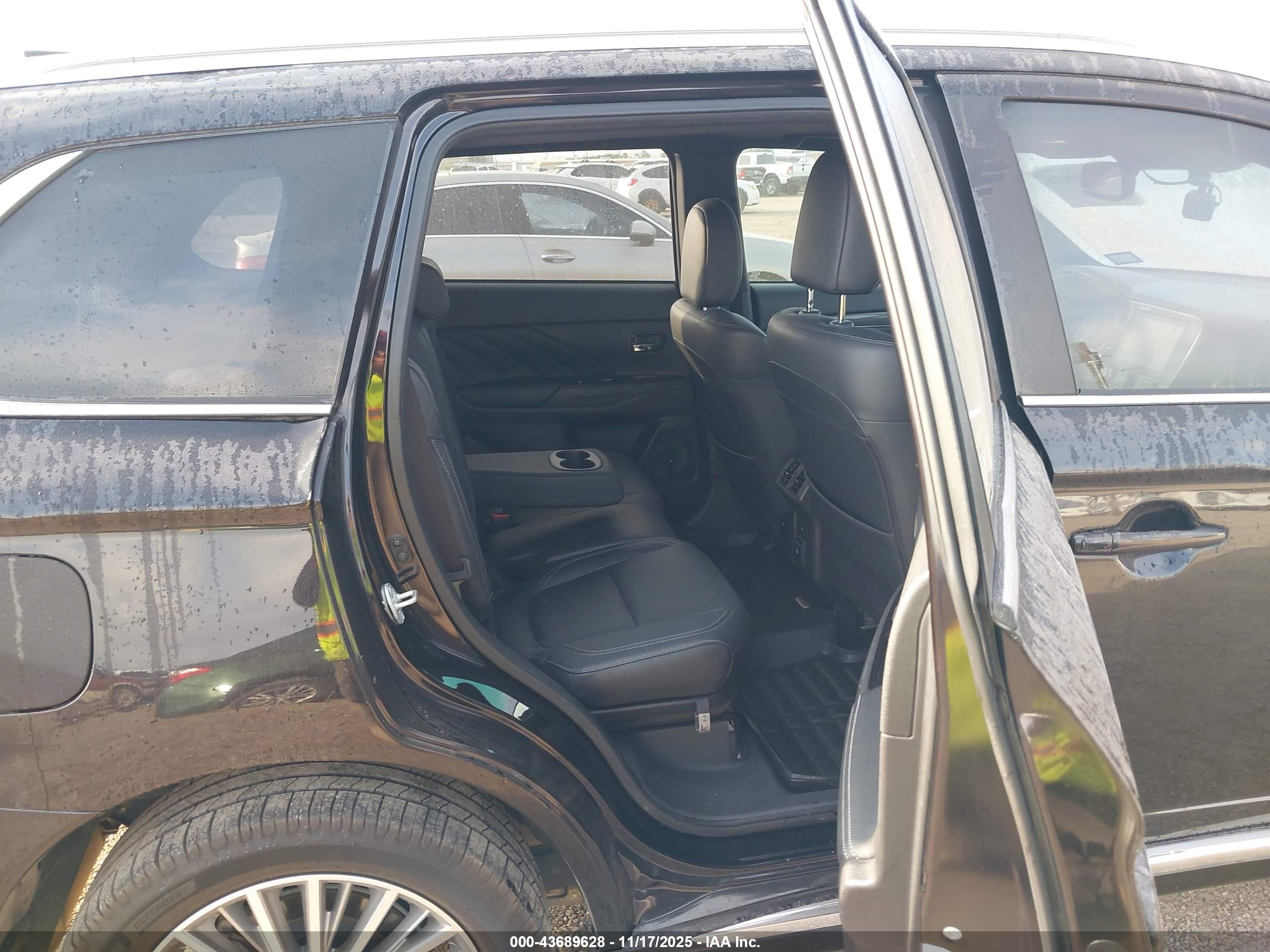 MITSUBISHI OUTLANDER image 8