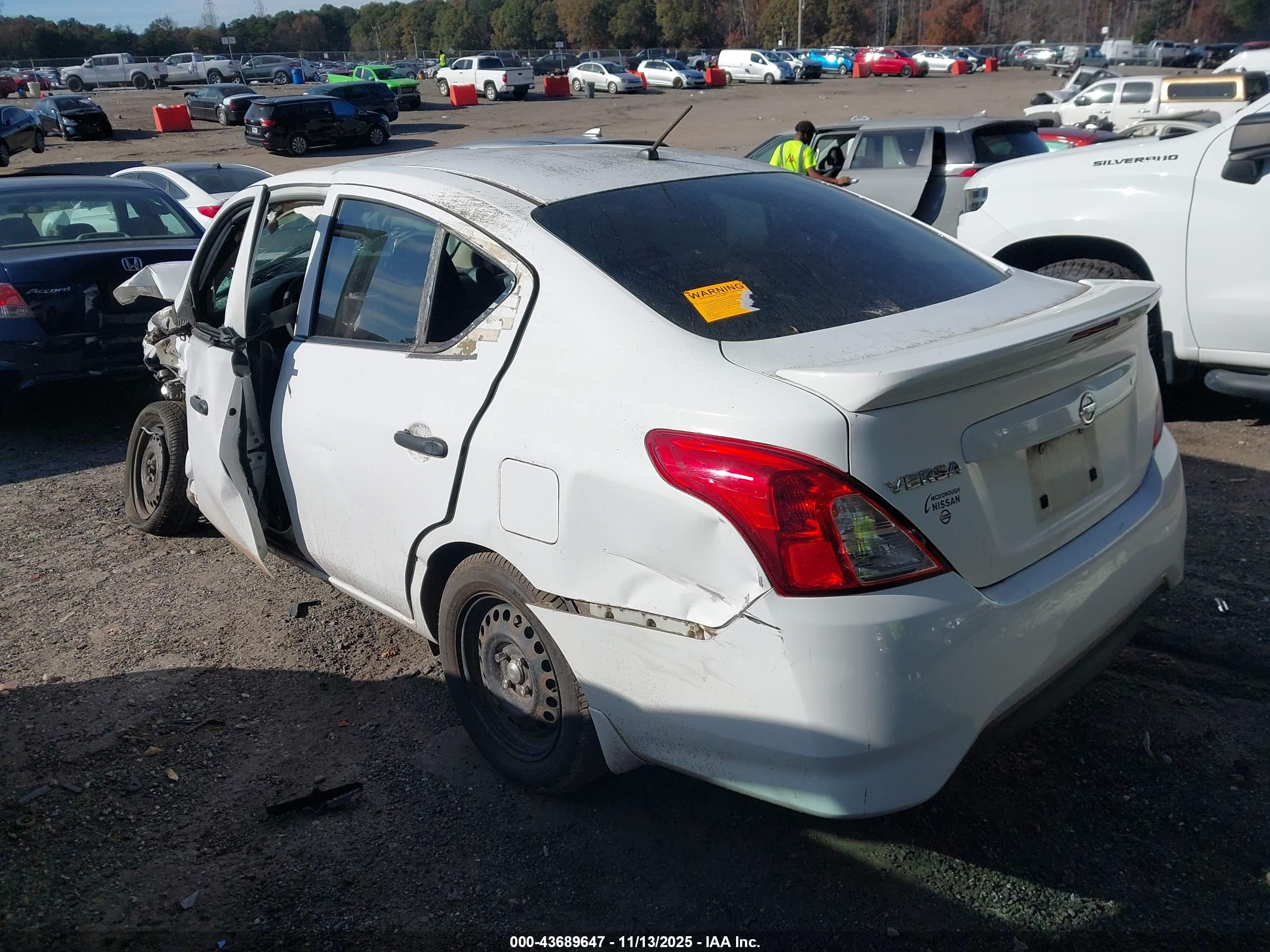 NISSAN VERSA image 3