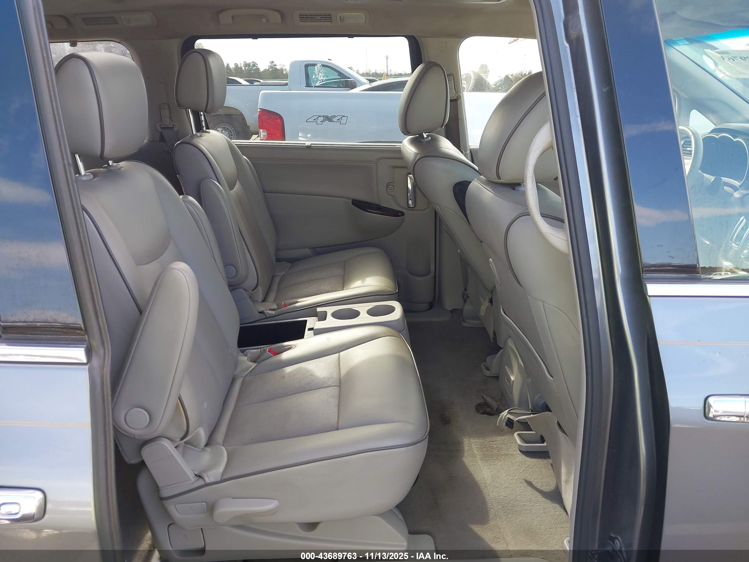 NISSAN QUEST image 8