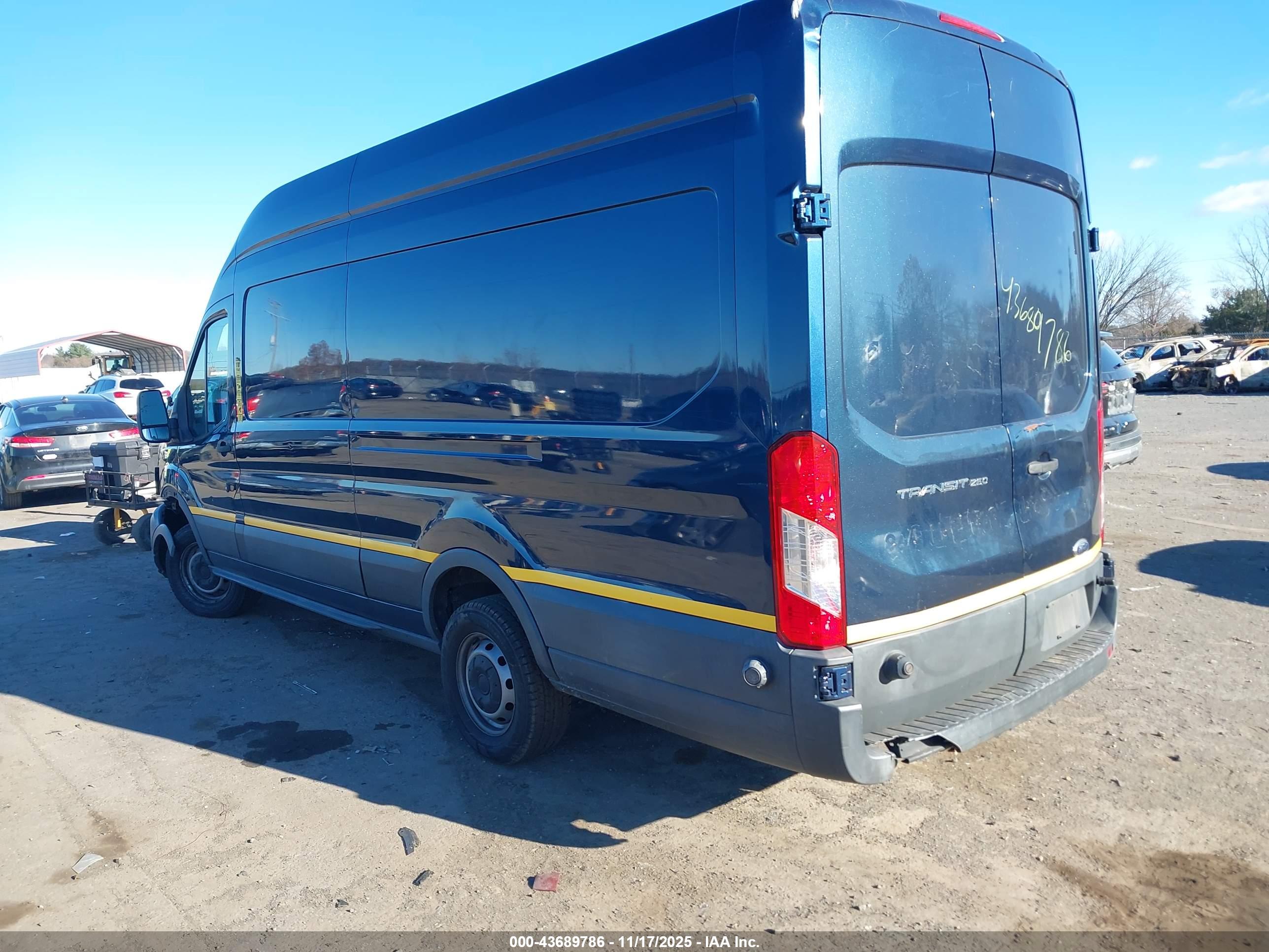 FORD TRANSIT-250 image 3