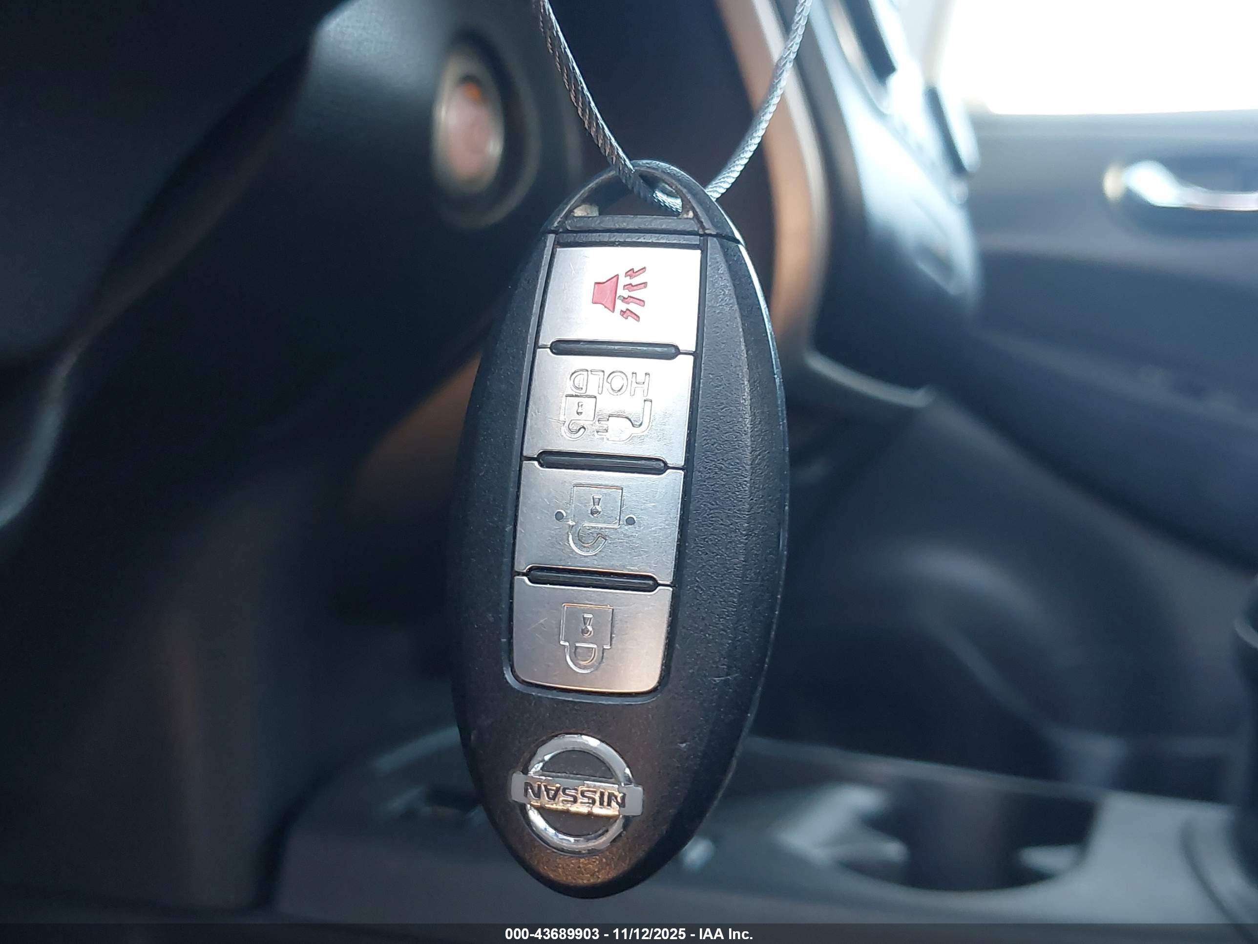 NISSAN LEAF image 11