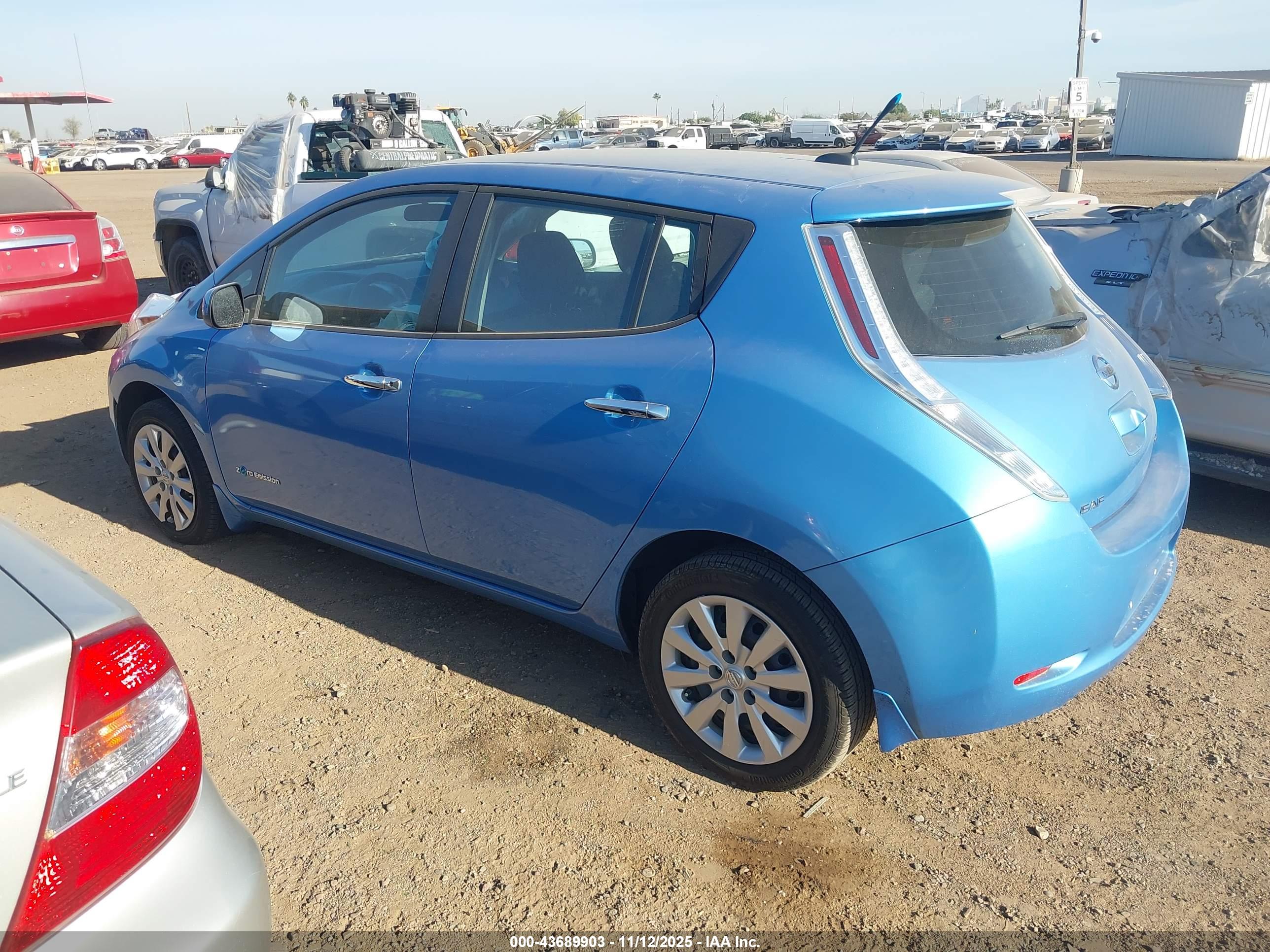 NISSAN LEAF image 3