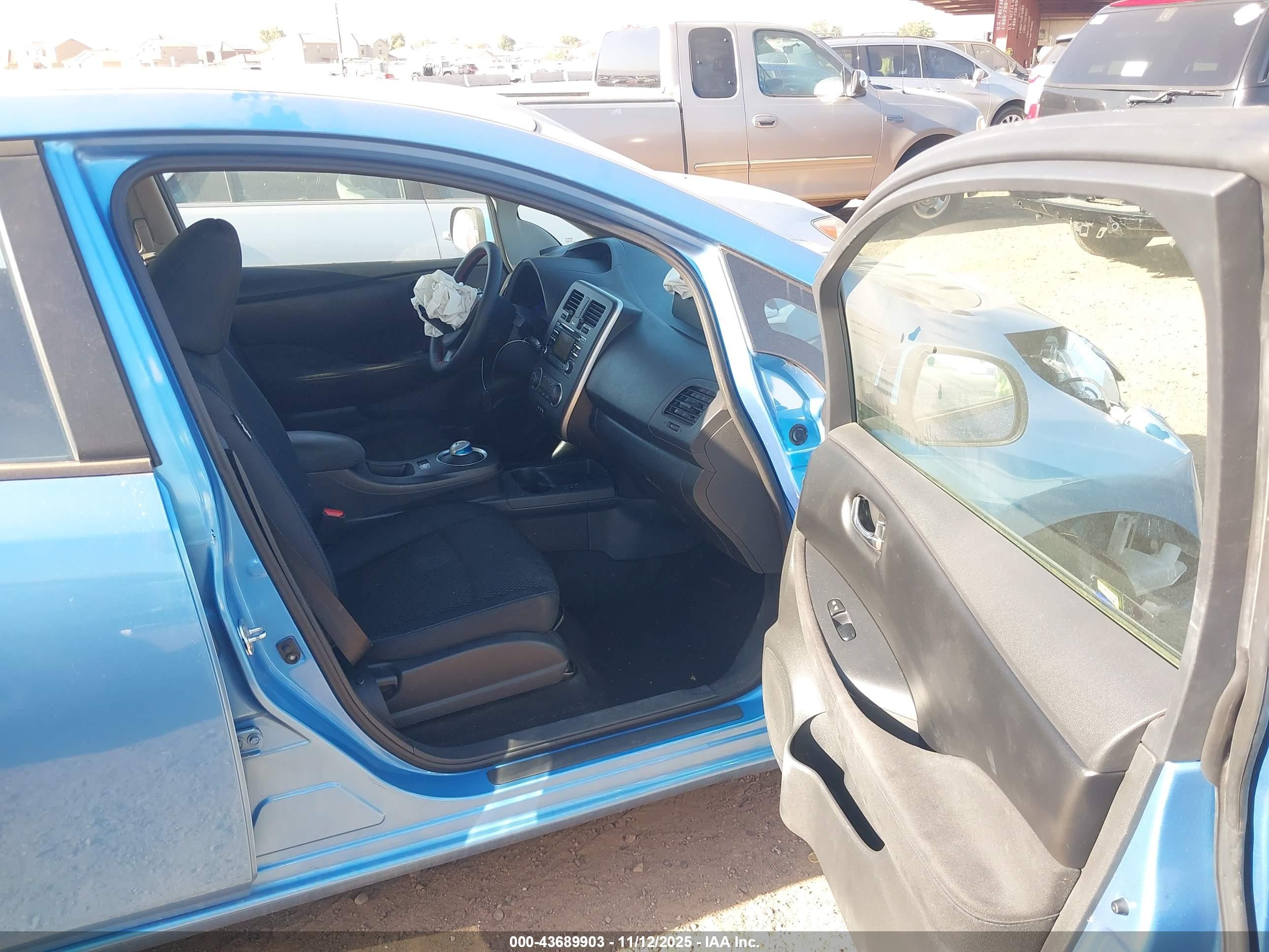 NISSAN LEAF image 5