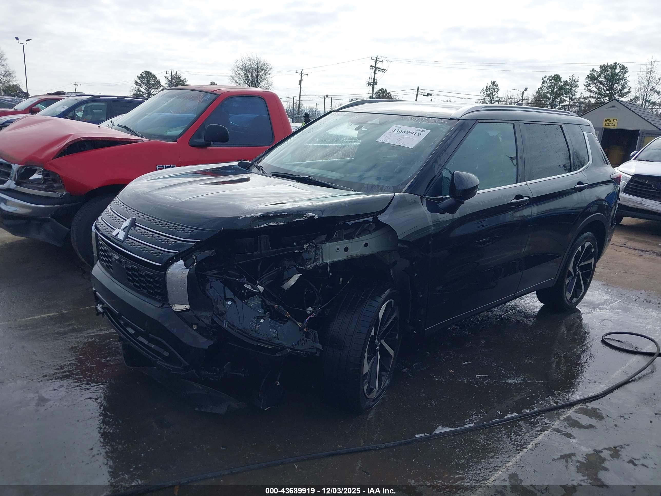 MITSUBISHI OUTLANDER image 2