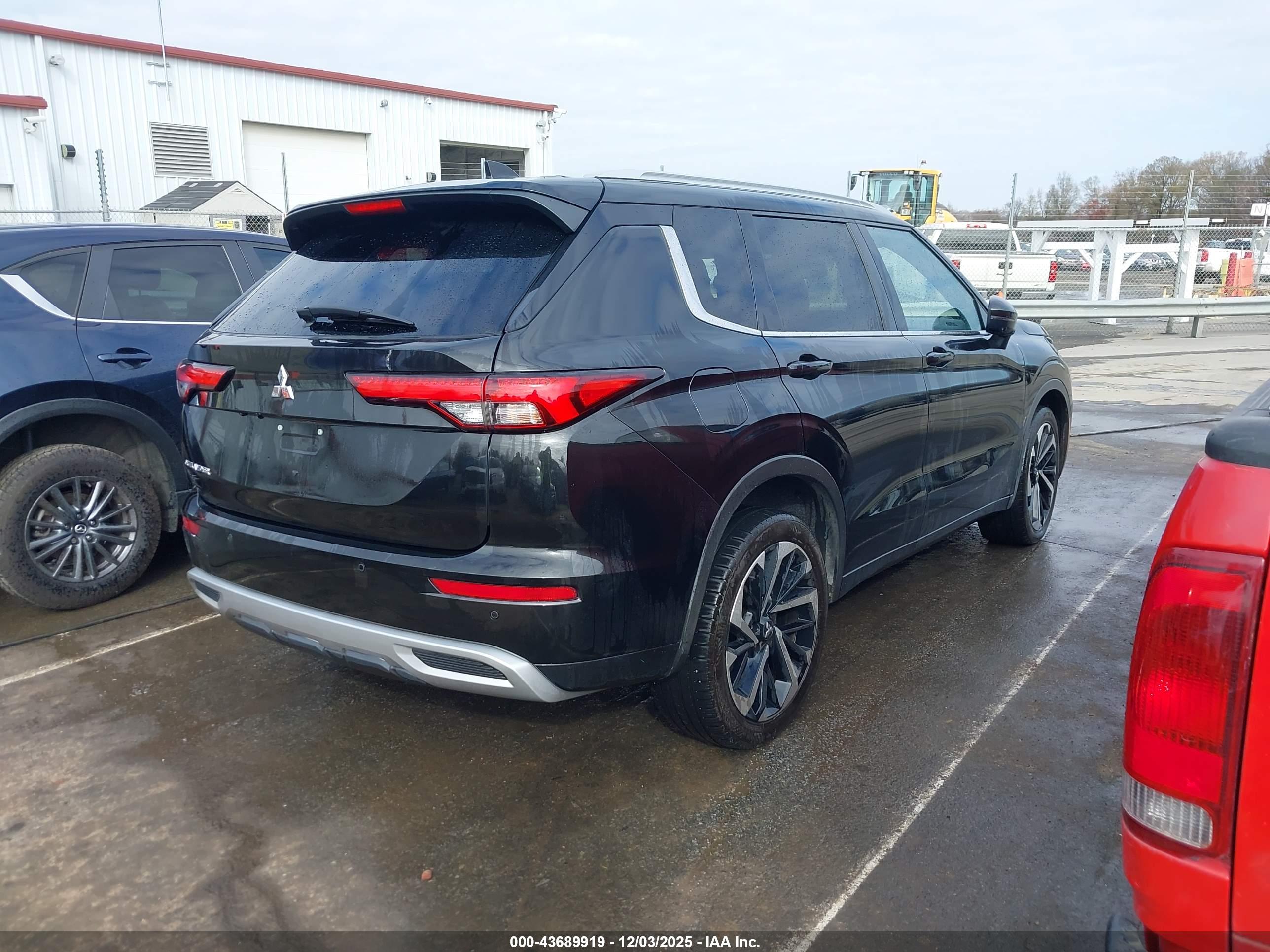 MITSUBISHI OUTLANDER image 4