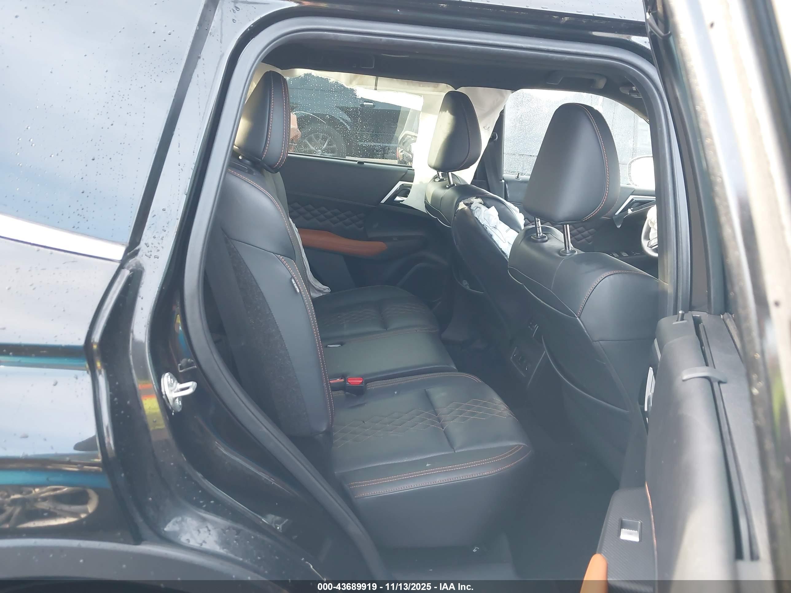 MITSUBISHI OUTLANDER image 8