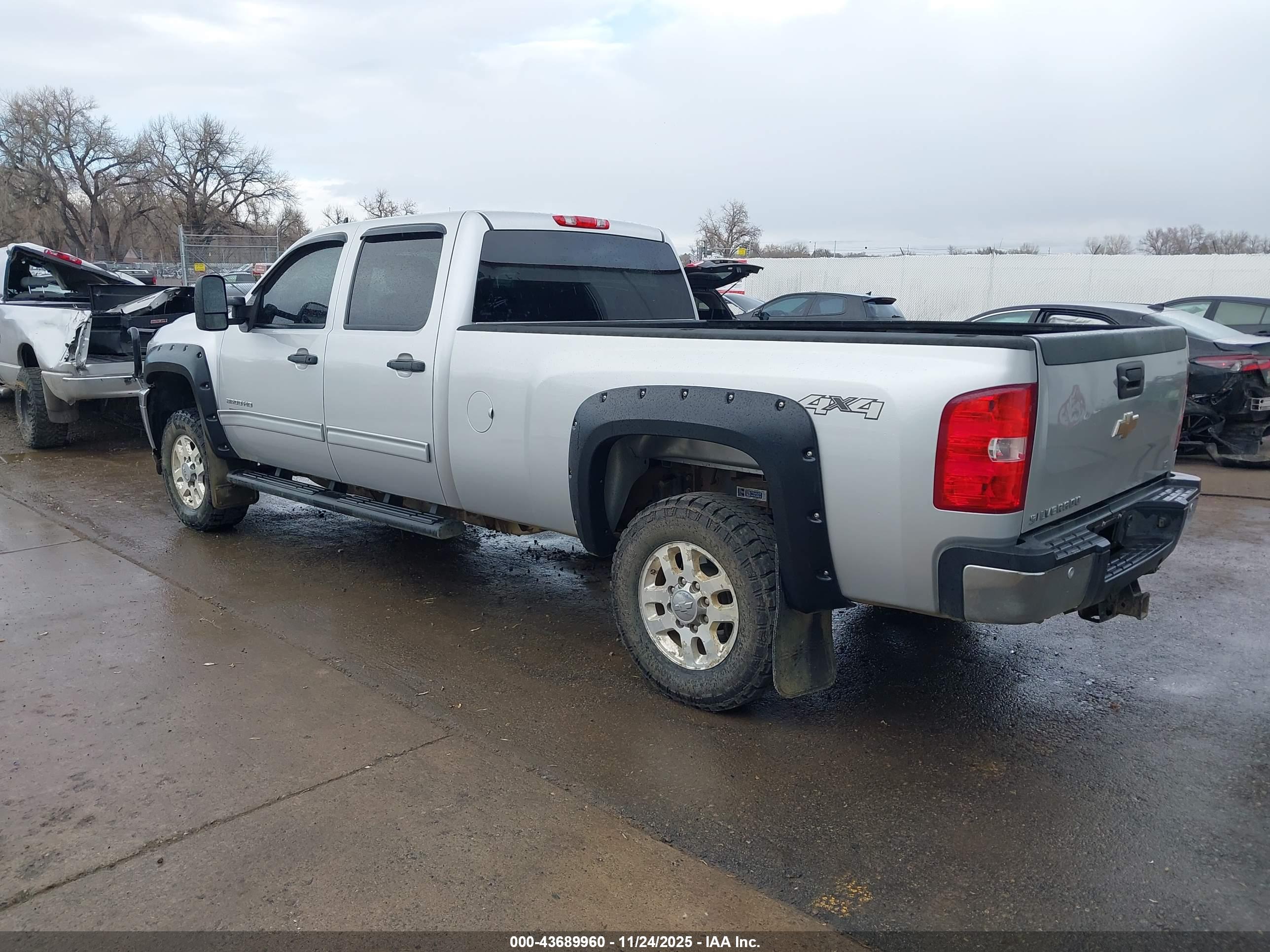 CHEVROLET SILVERADO image 3