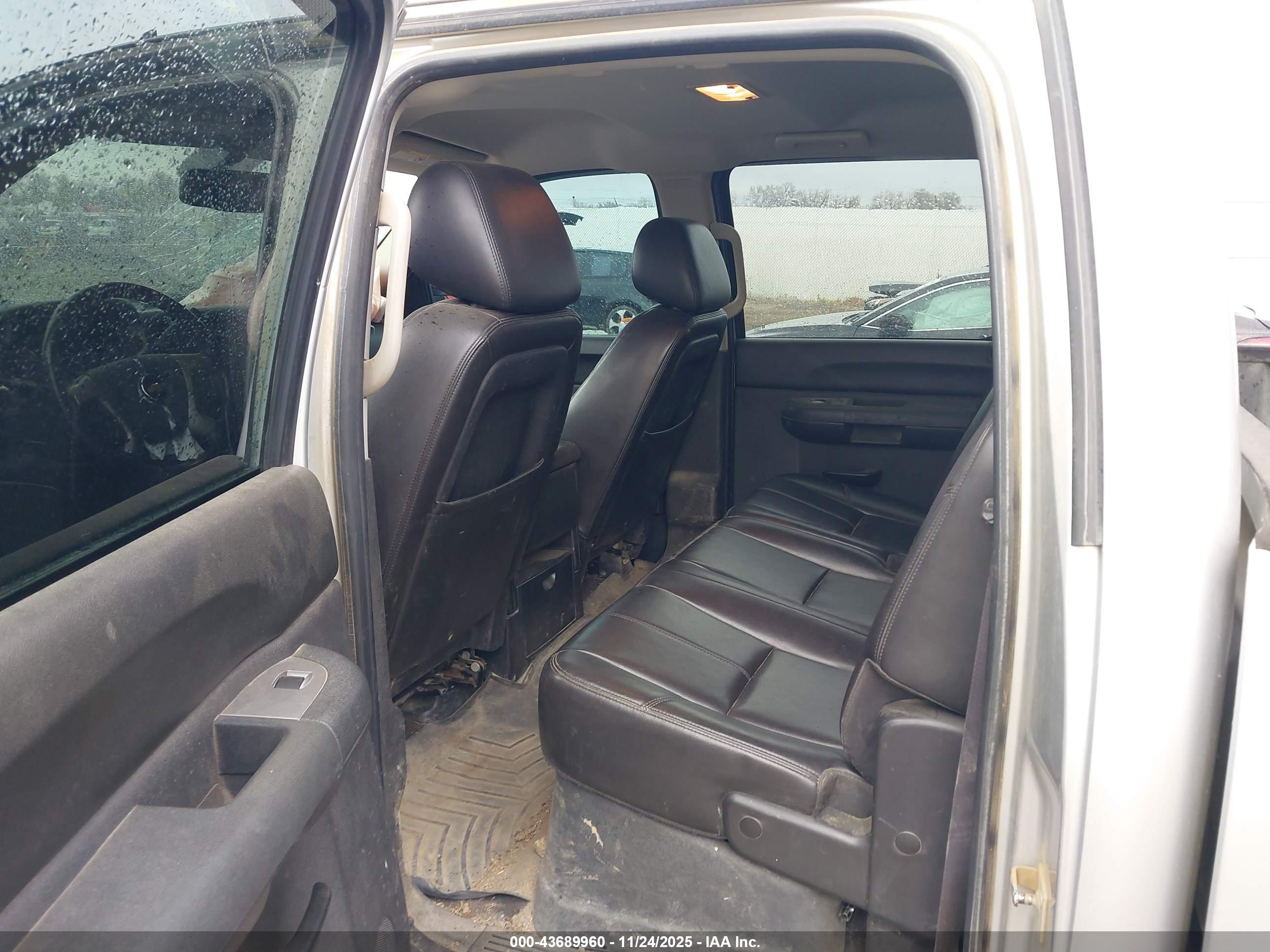 CHEVROLET SILVERADO image 8