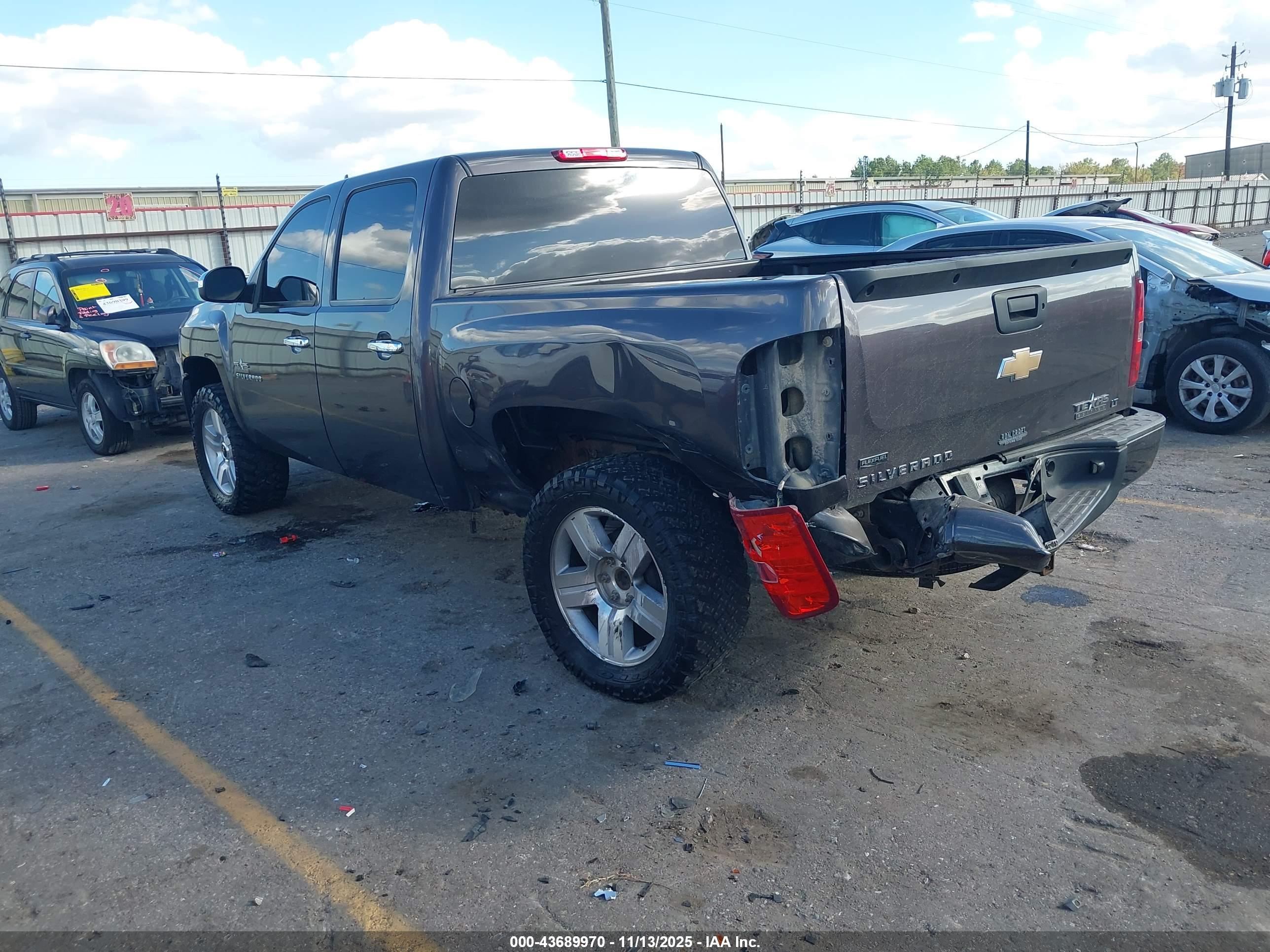 CHEVROLET SILVERADO image 3