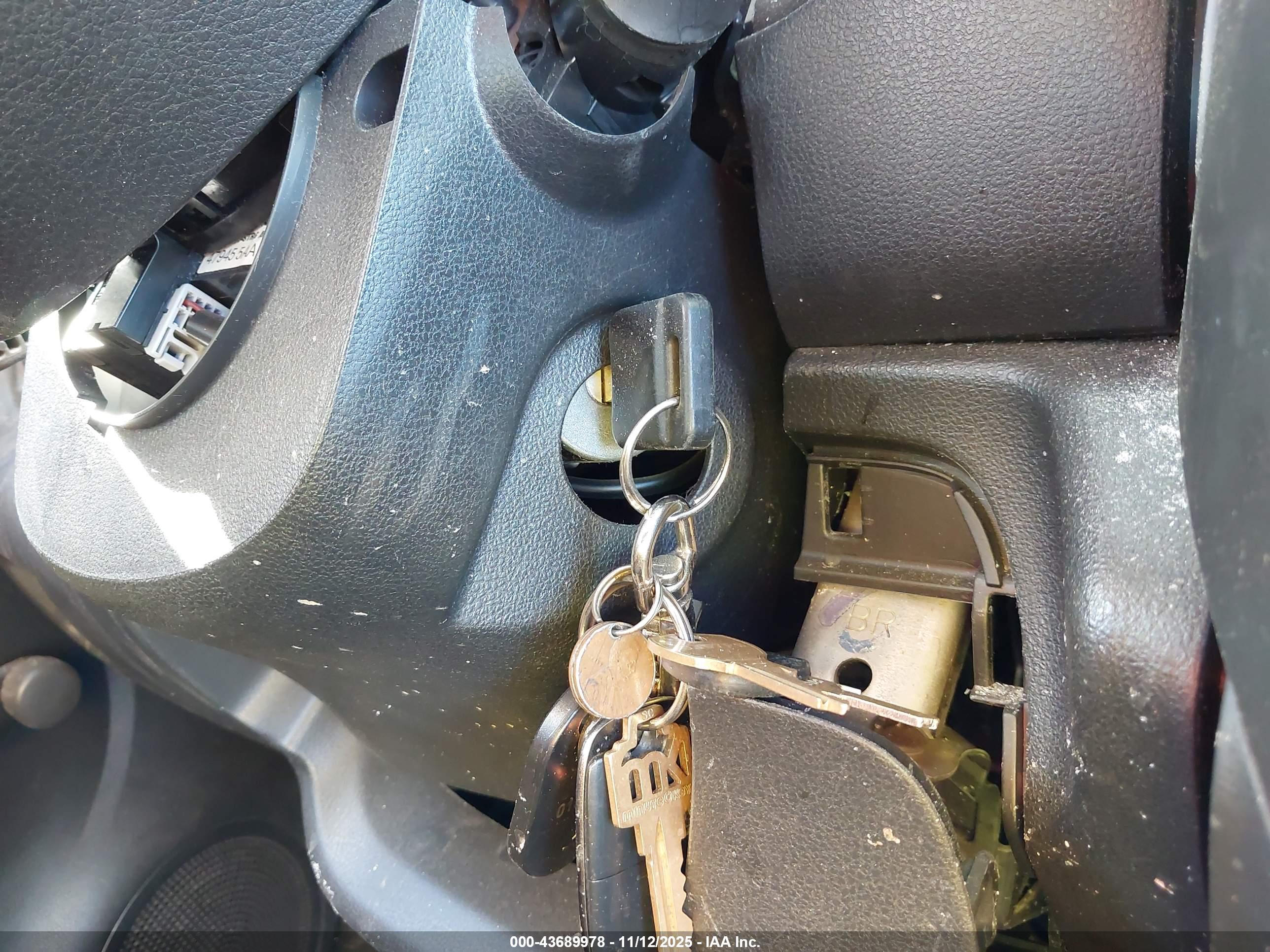 NISSAN VERSA image 11