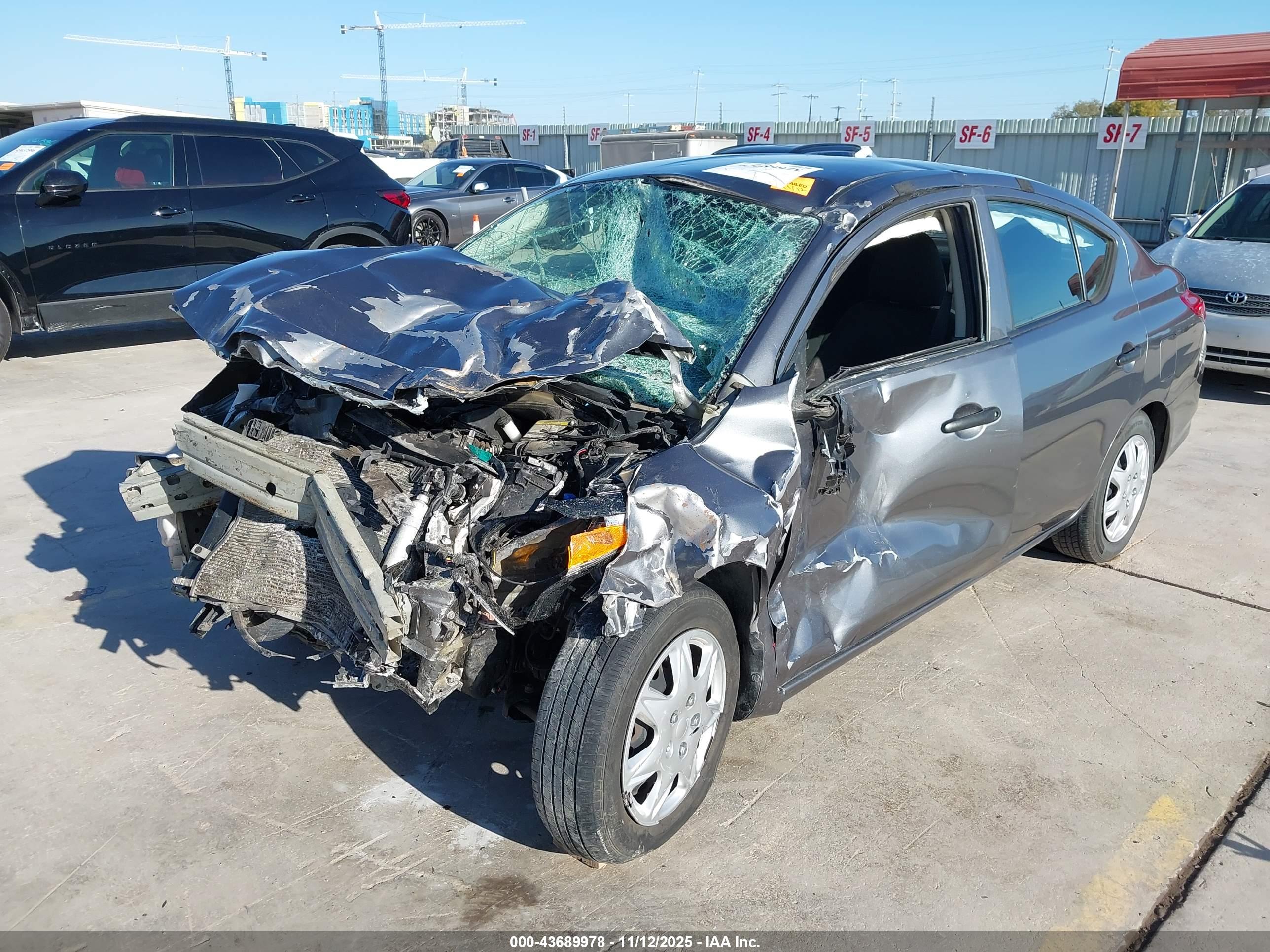 NISSAN VERSA image 2