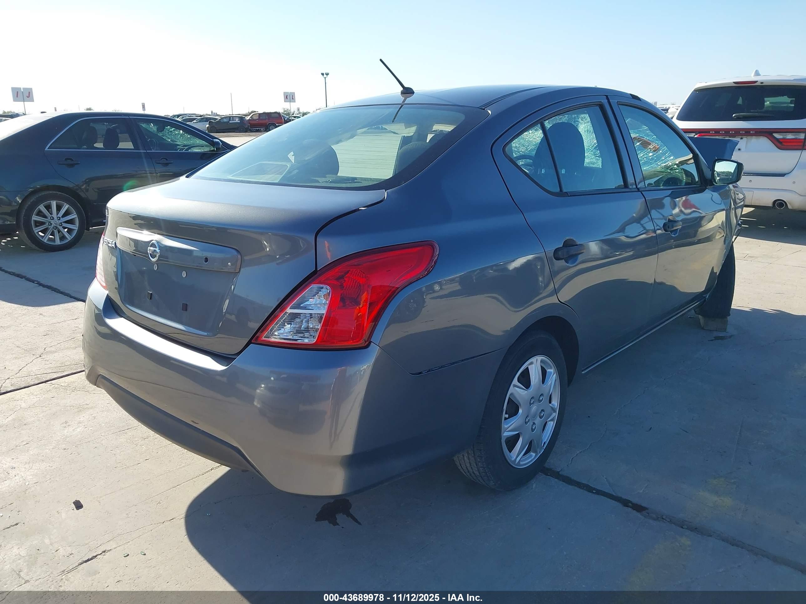 NISSAN VERSA image 4