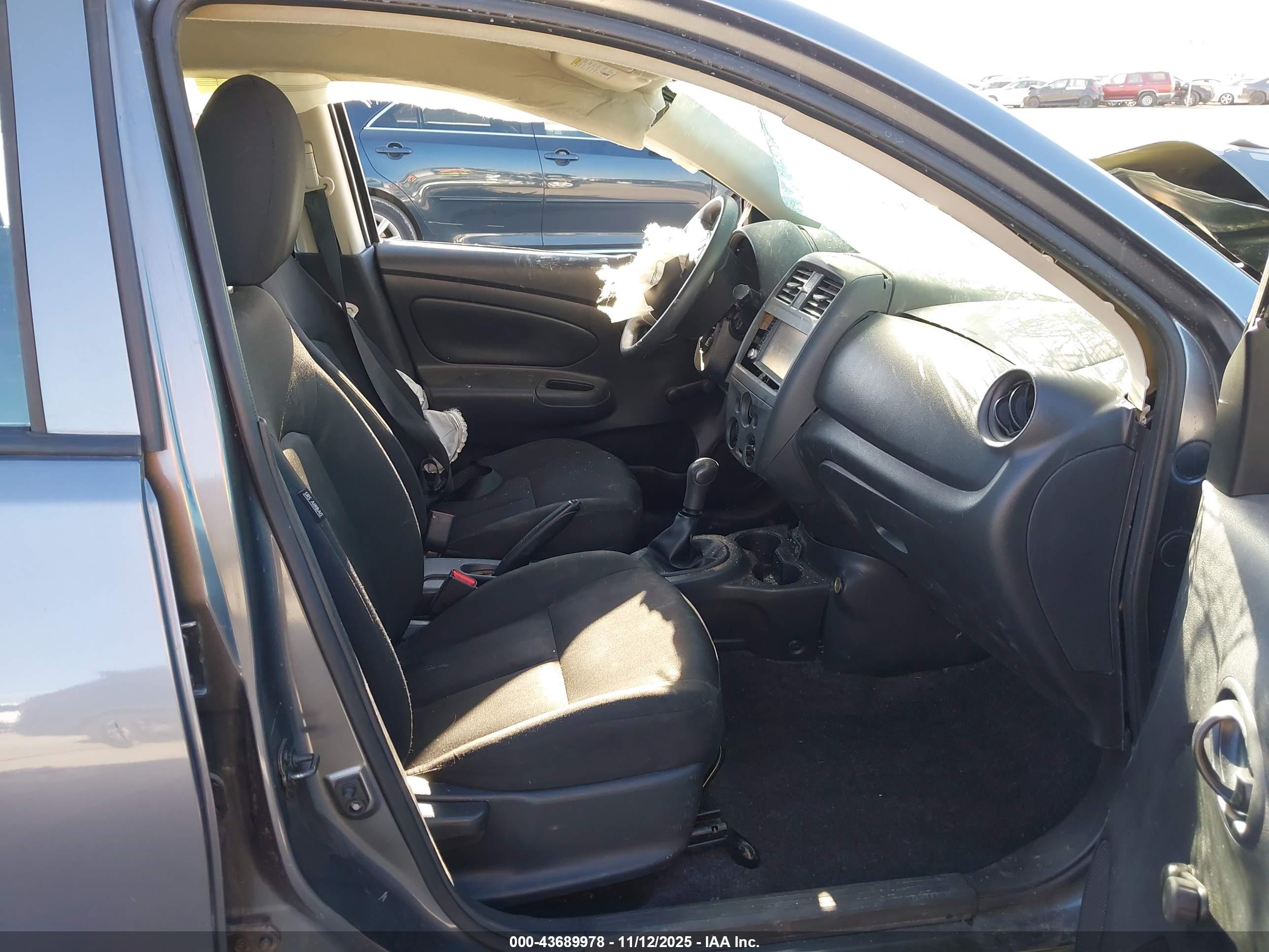 NISSAN VERSA image 5