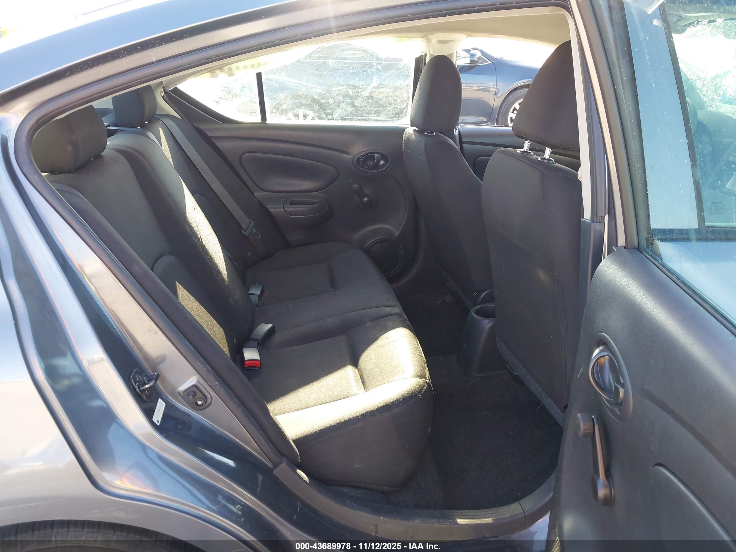 NISSAN VERSA image 8