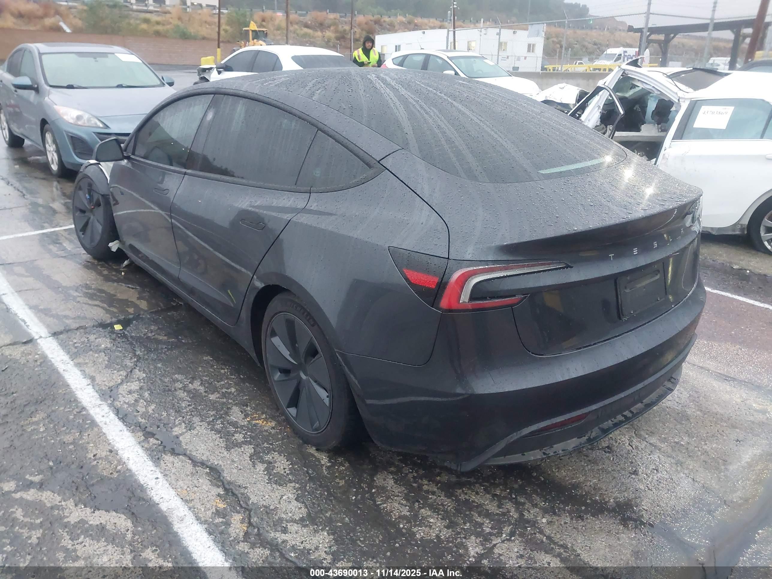 TESLA MODEL image 3