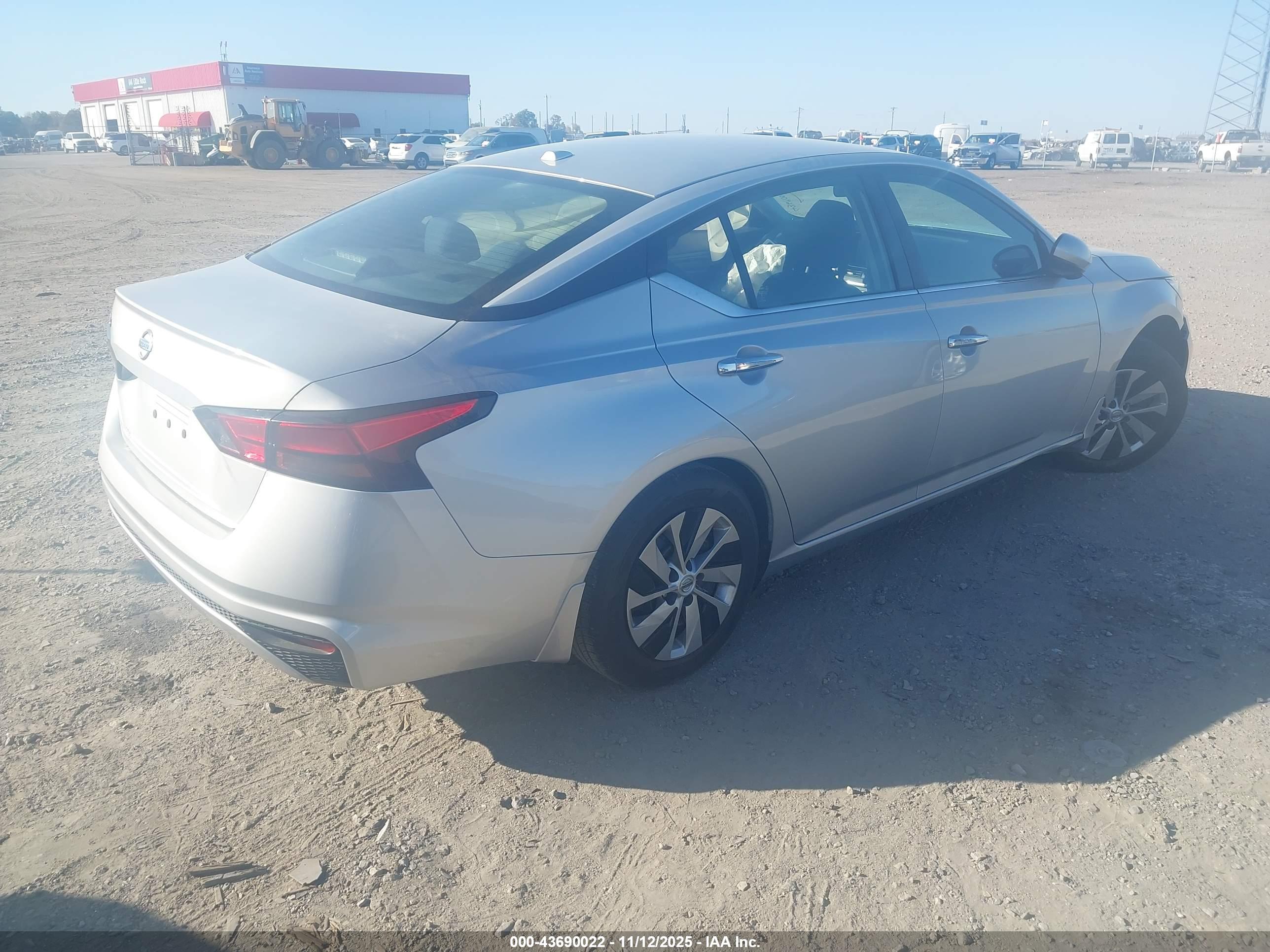 NISSAN ALTIMA image 4