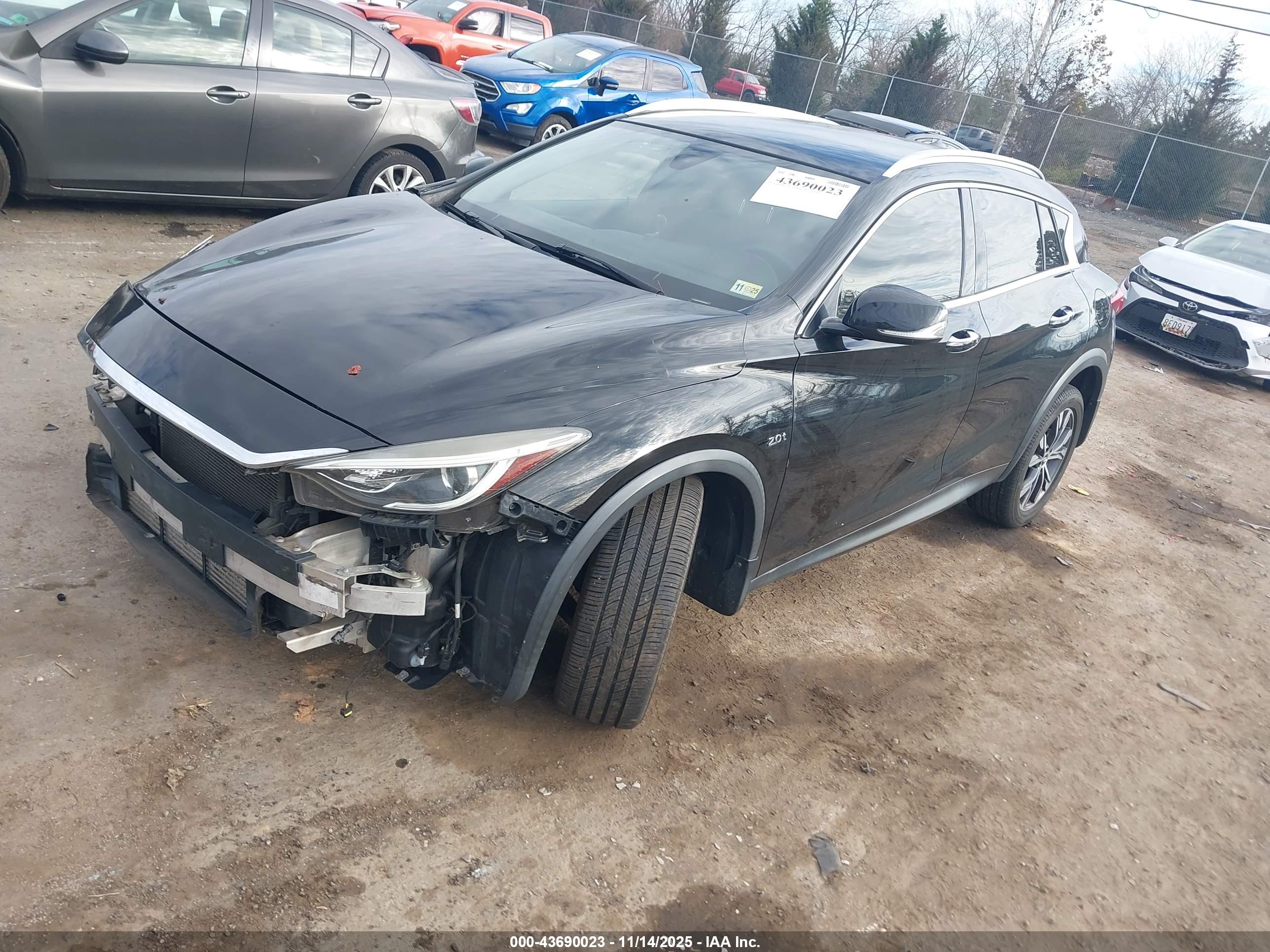 INFINITI QX30 image 2