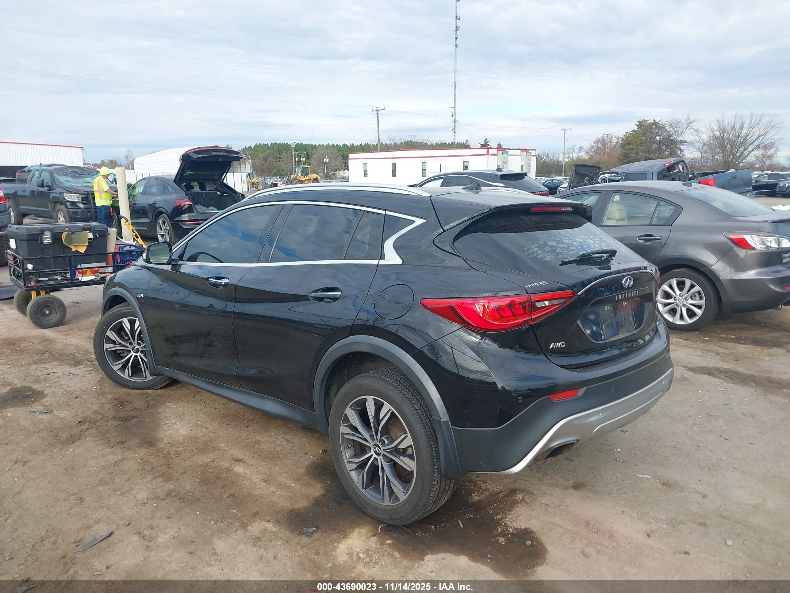 INFINITI QX30 image 3