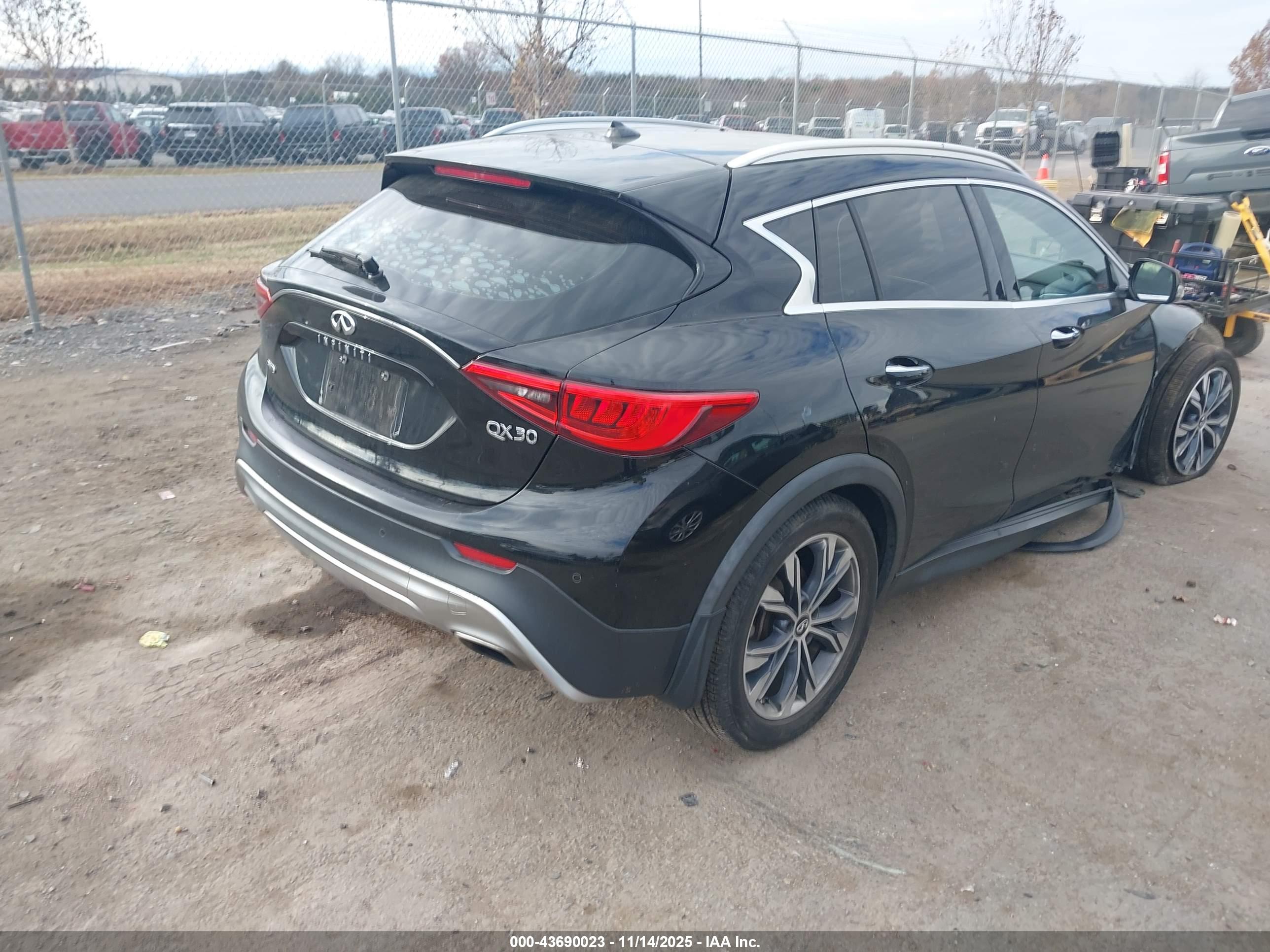 INFINITI QX30 image 4