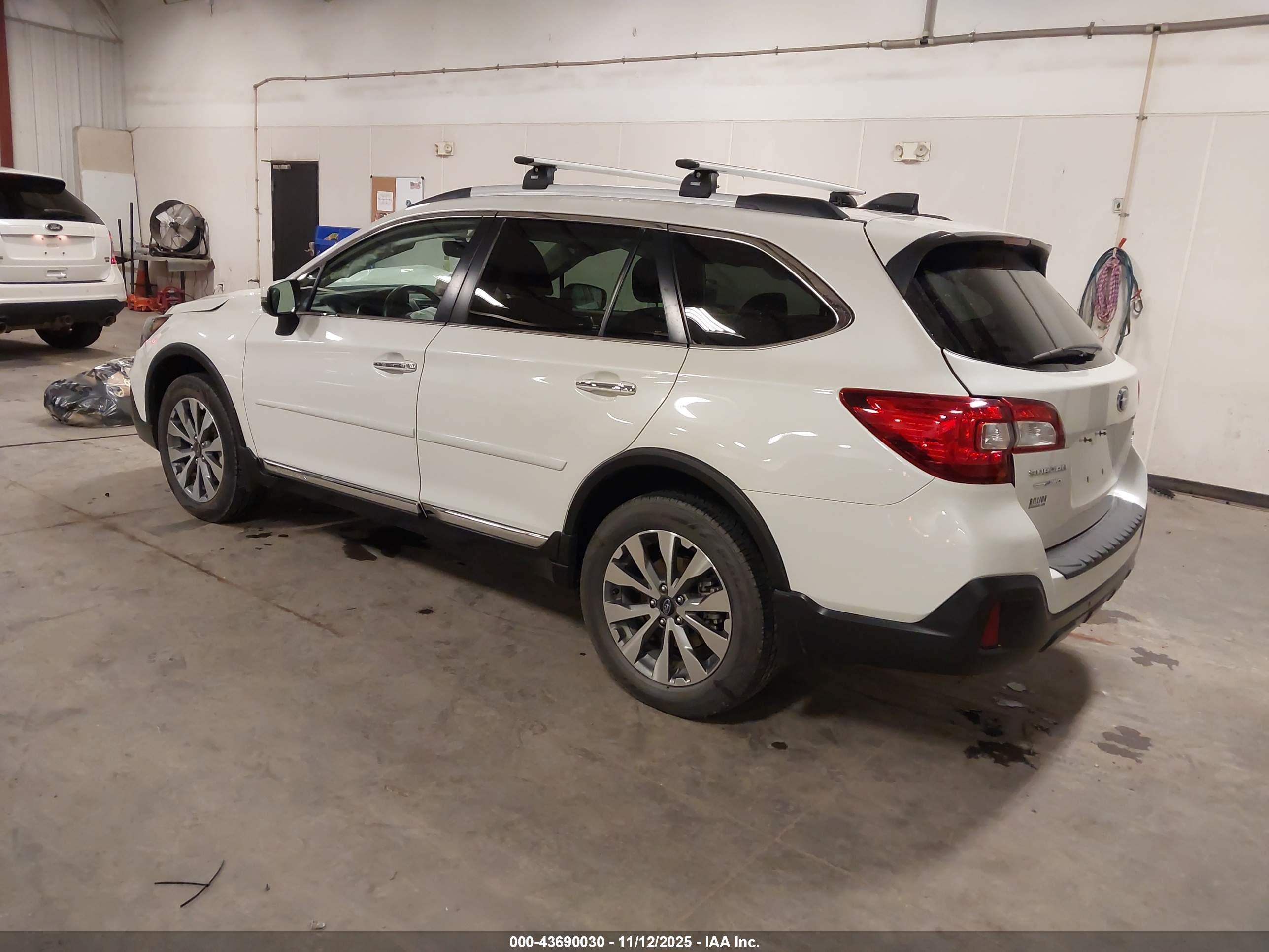 SUBARU OUTBACK image 3
