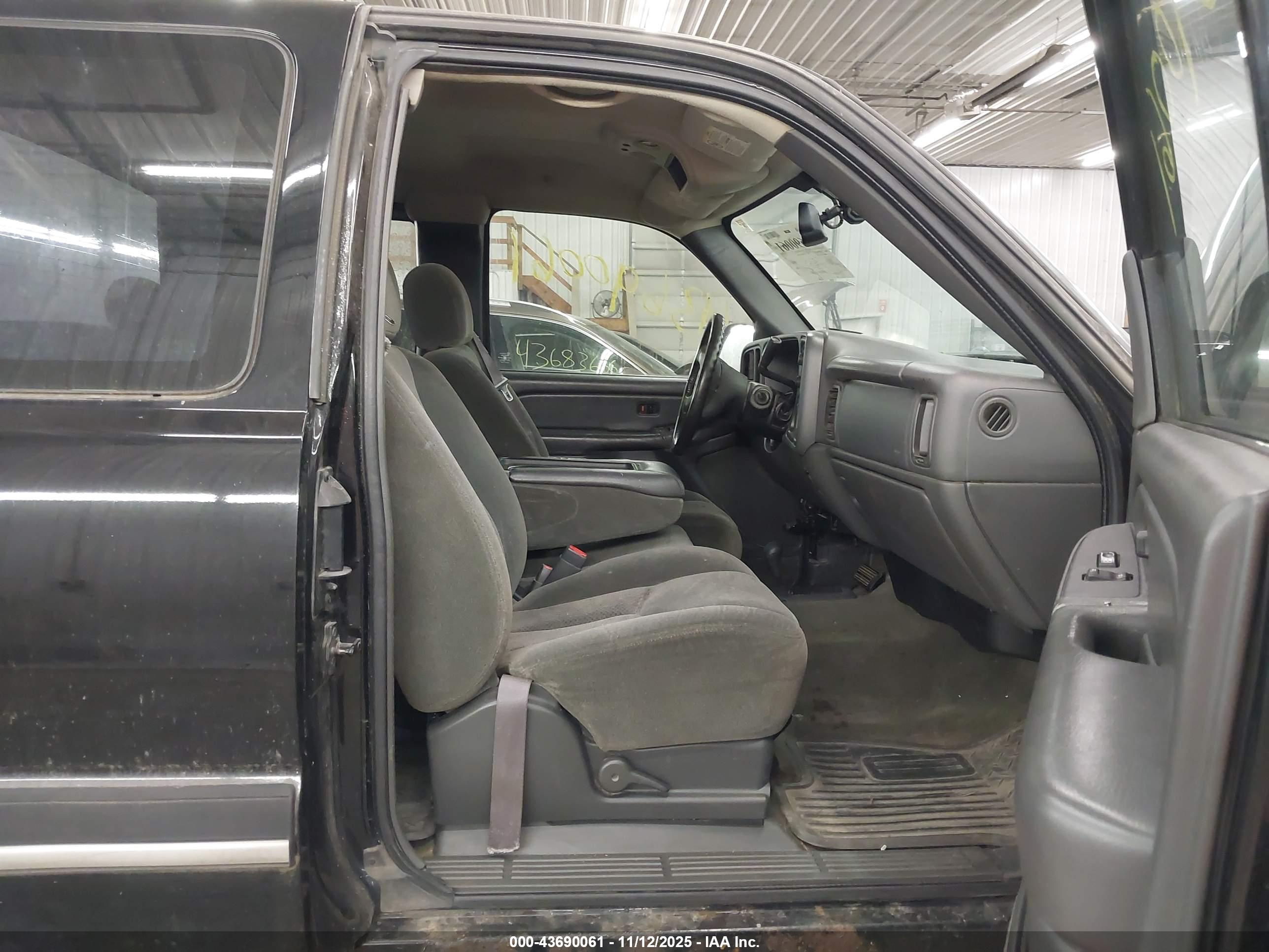 CHEVROLET SILVERADO image 5