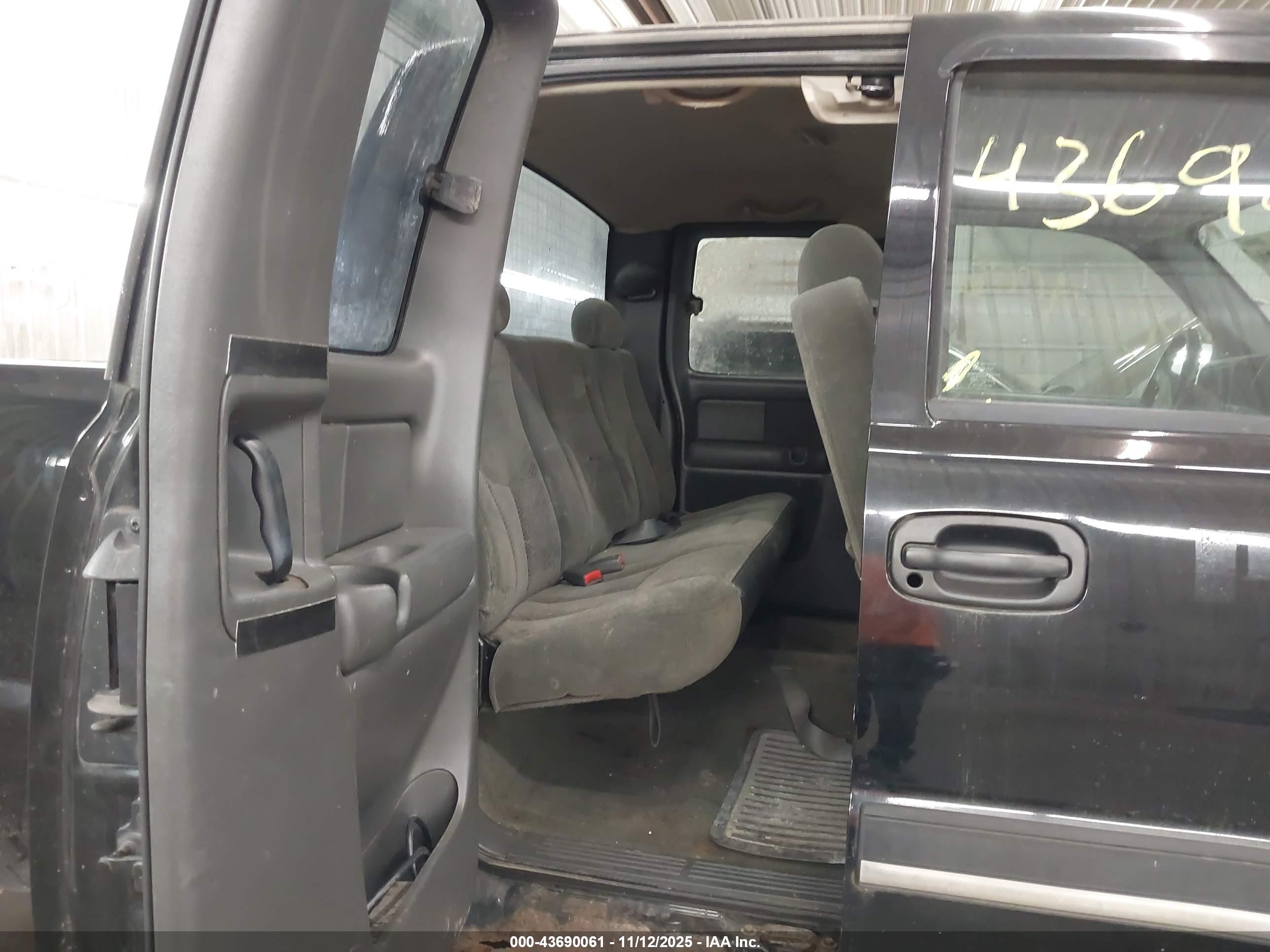 CHEVROLET SILVERADO image 8