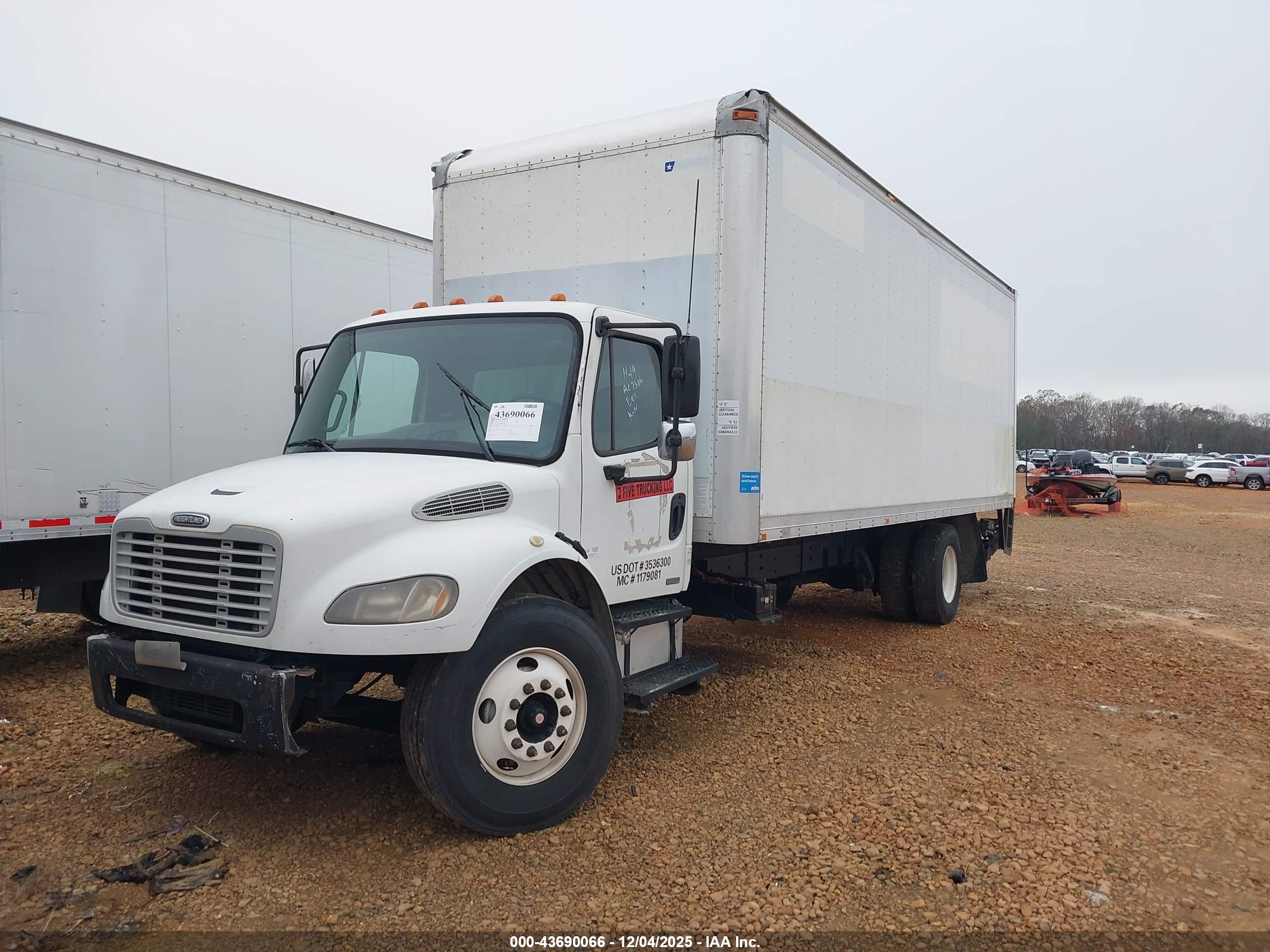 FREIGHTLINER M2 image 2