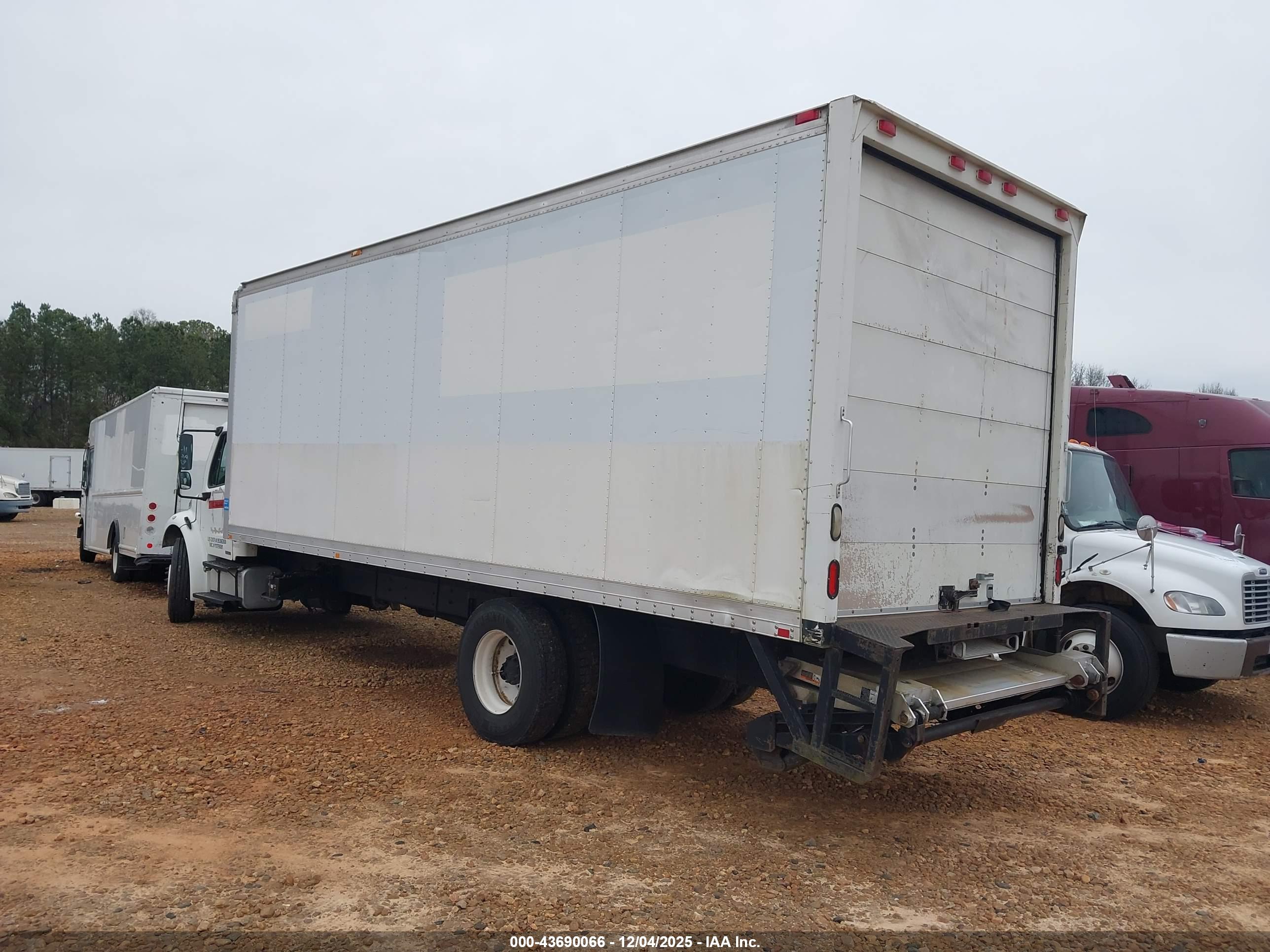 FREIGHTLINER M2 image 3