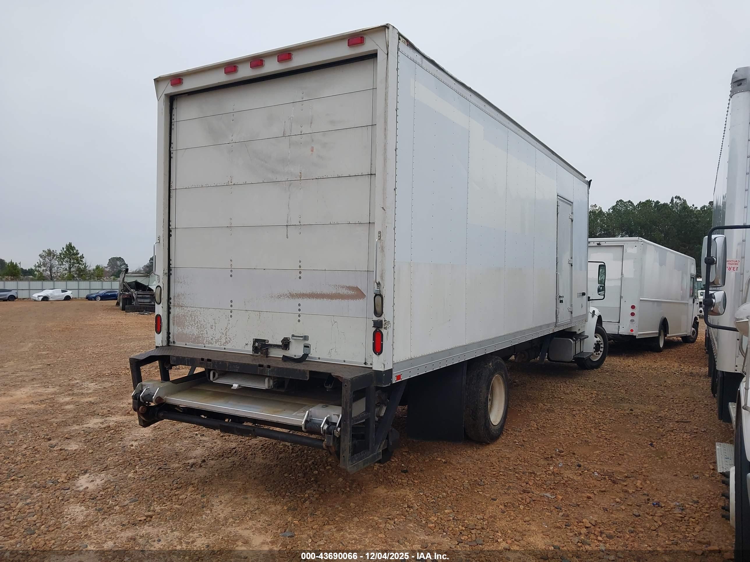 FREIGHTLINER M2 image 4