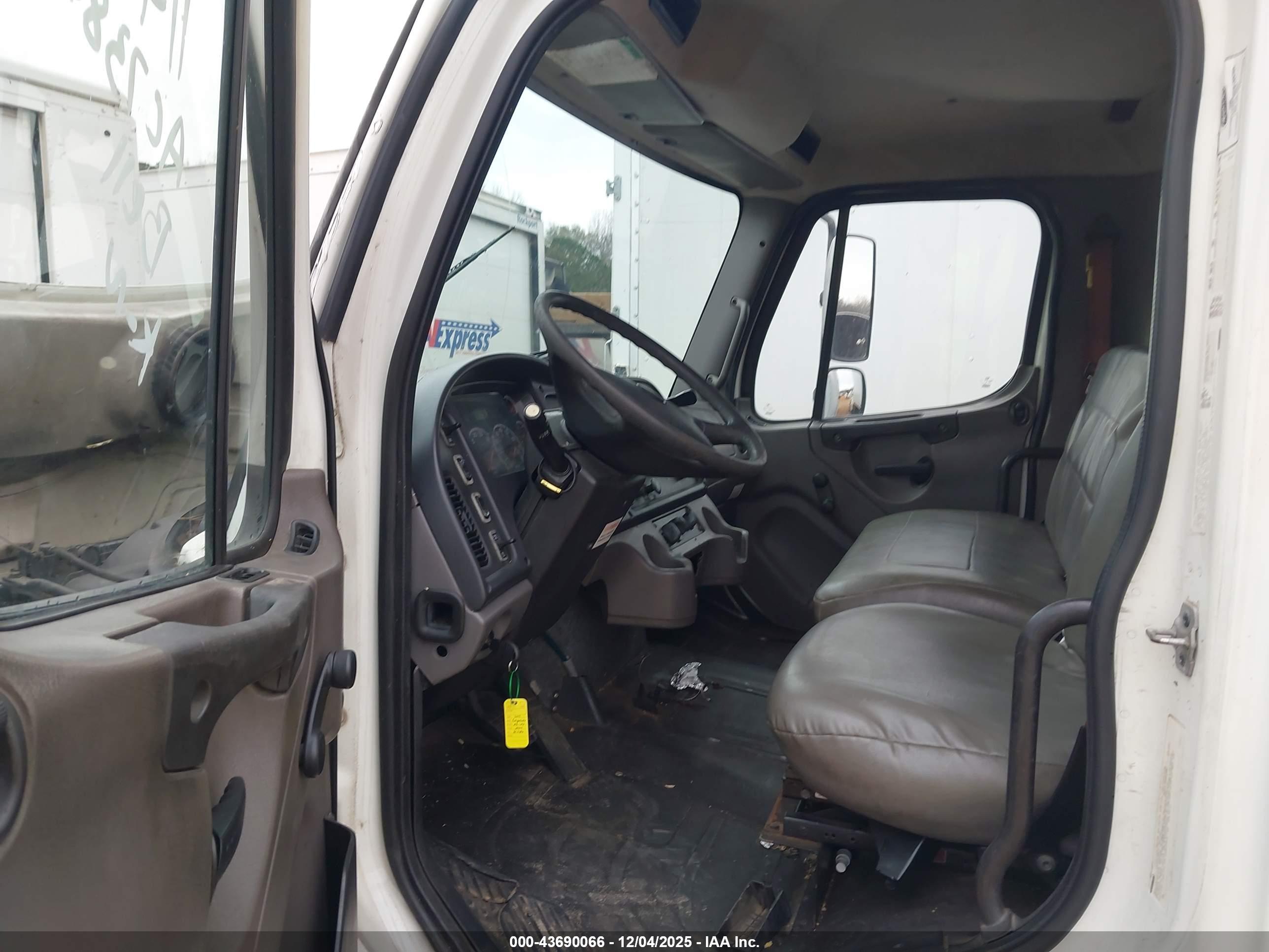 FREIGHTLINER M2 image 7