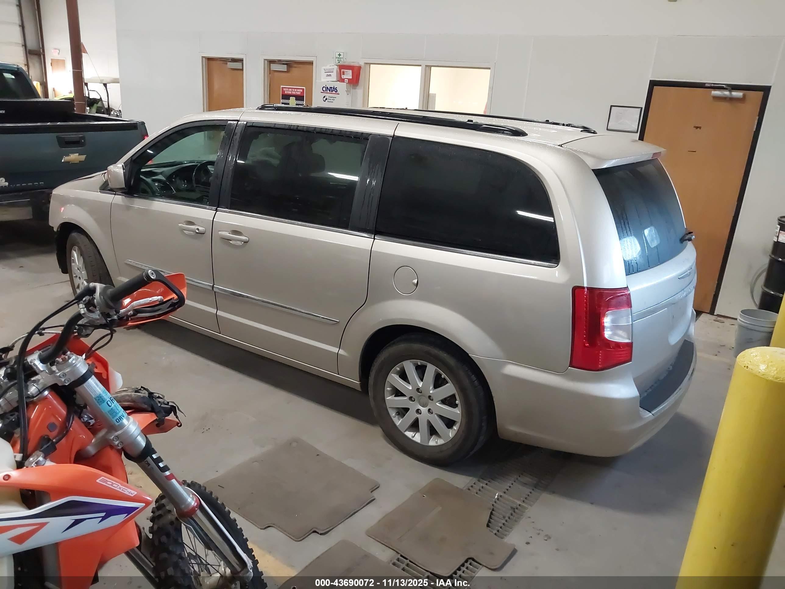 CHRYSLER TOWN image 3