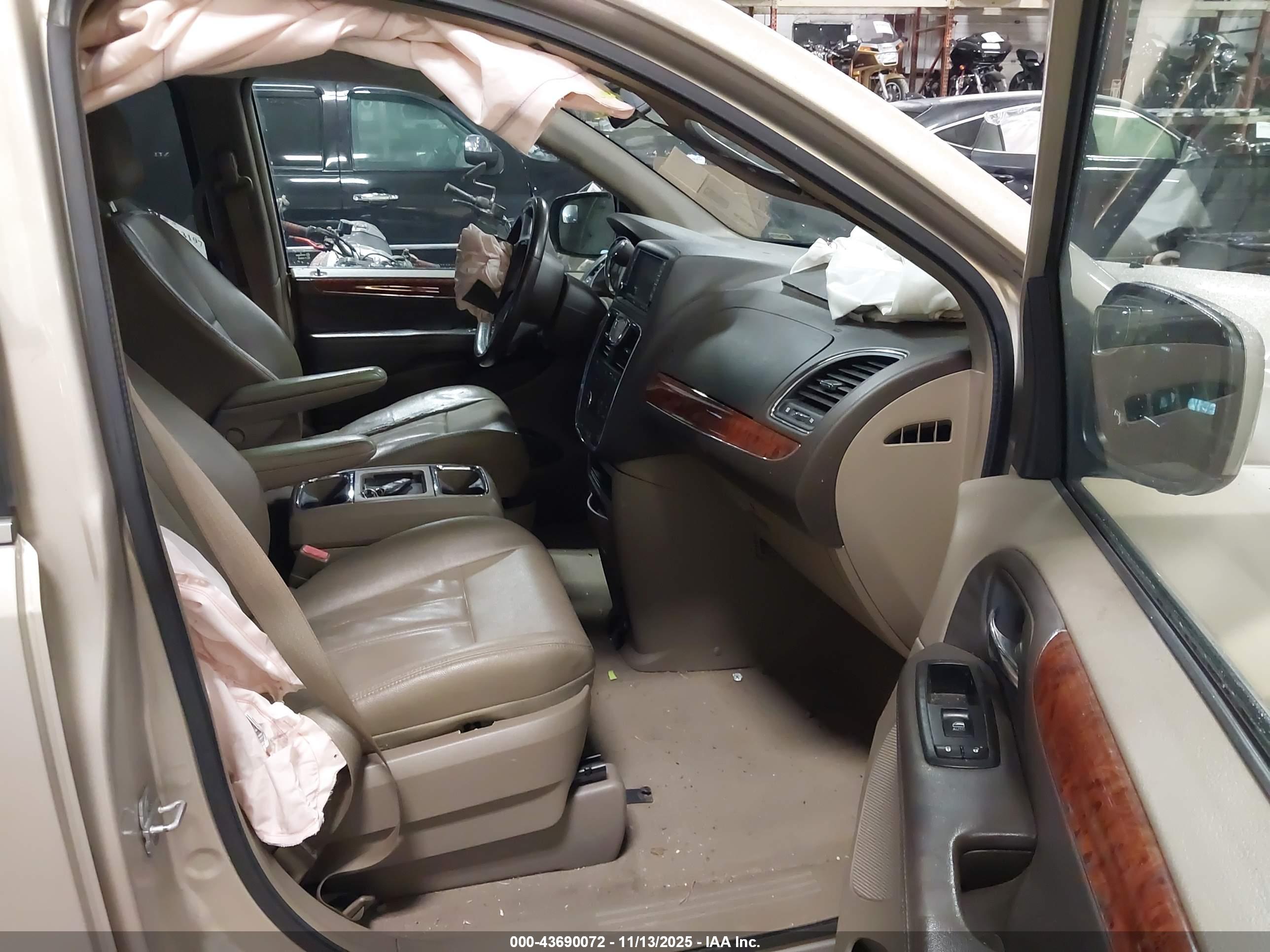 CHRYSLER TOWN image 5