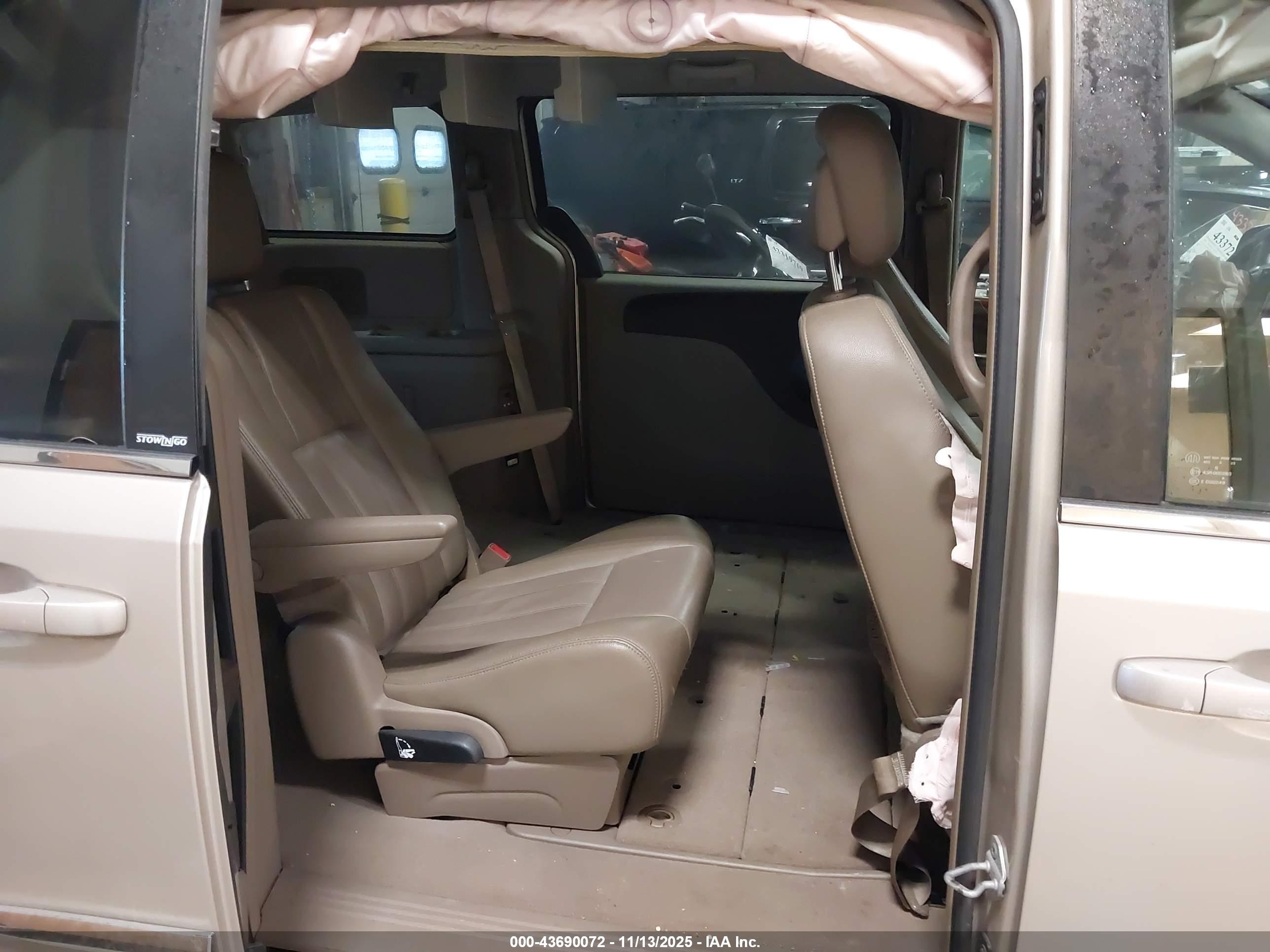 CHRYSLER TOWN image 8
