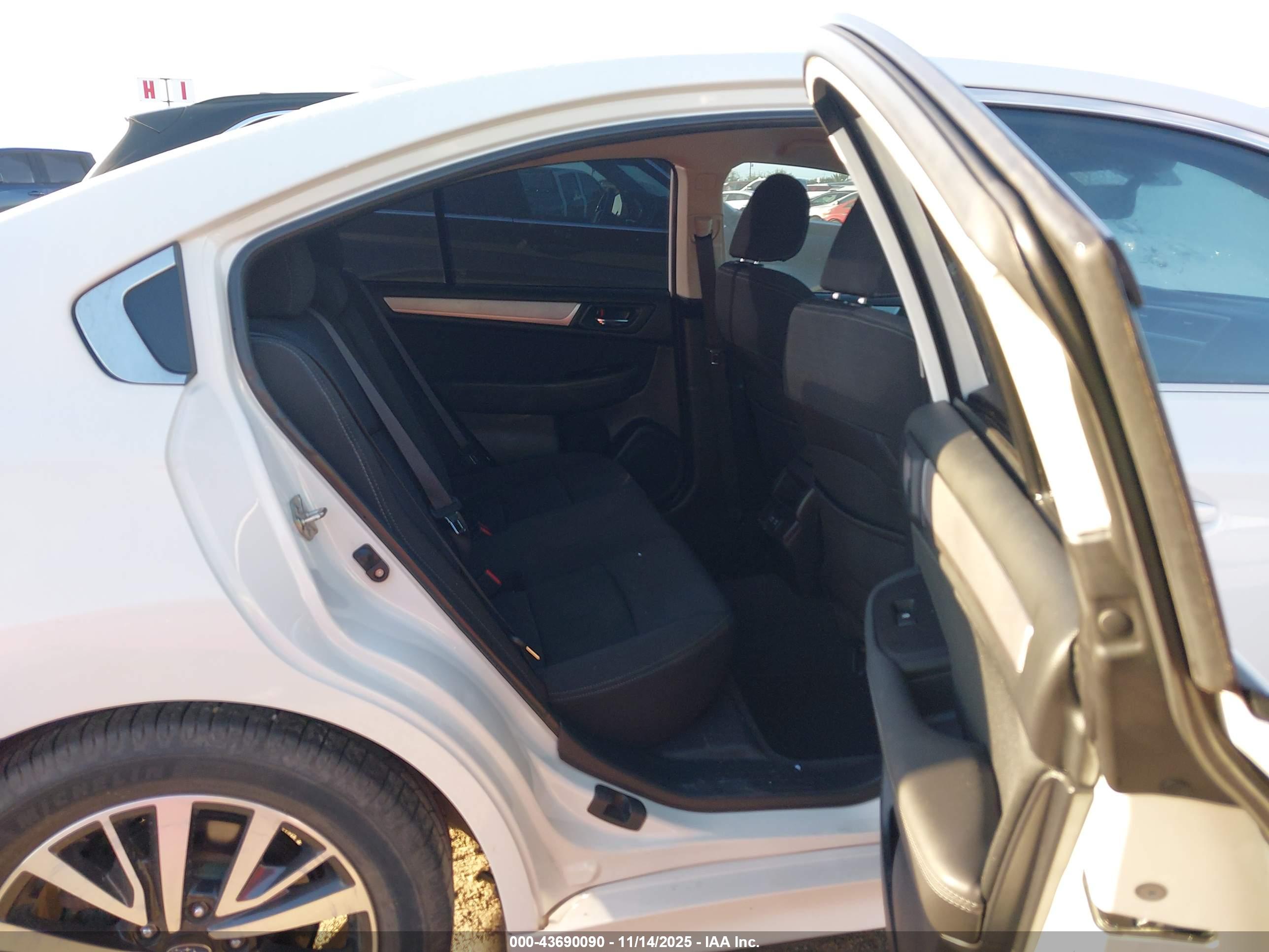 SUBARU LEGACY image 8