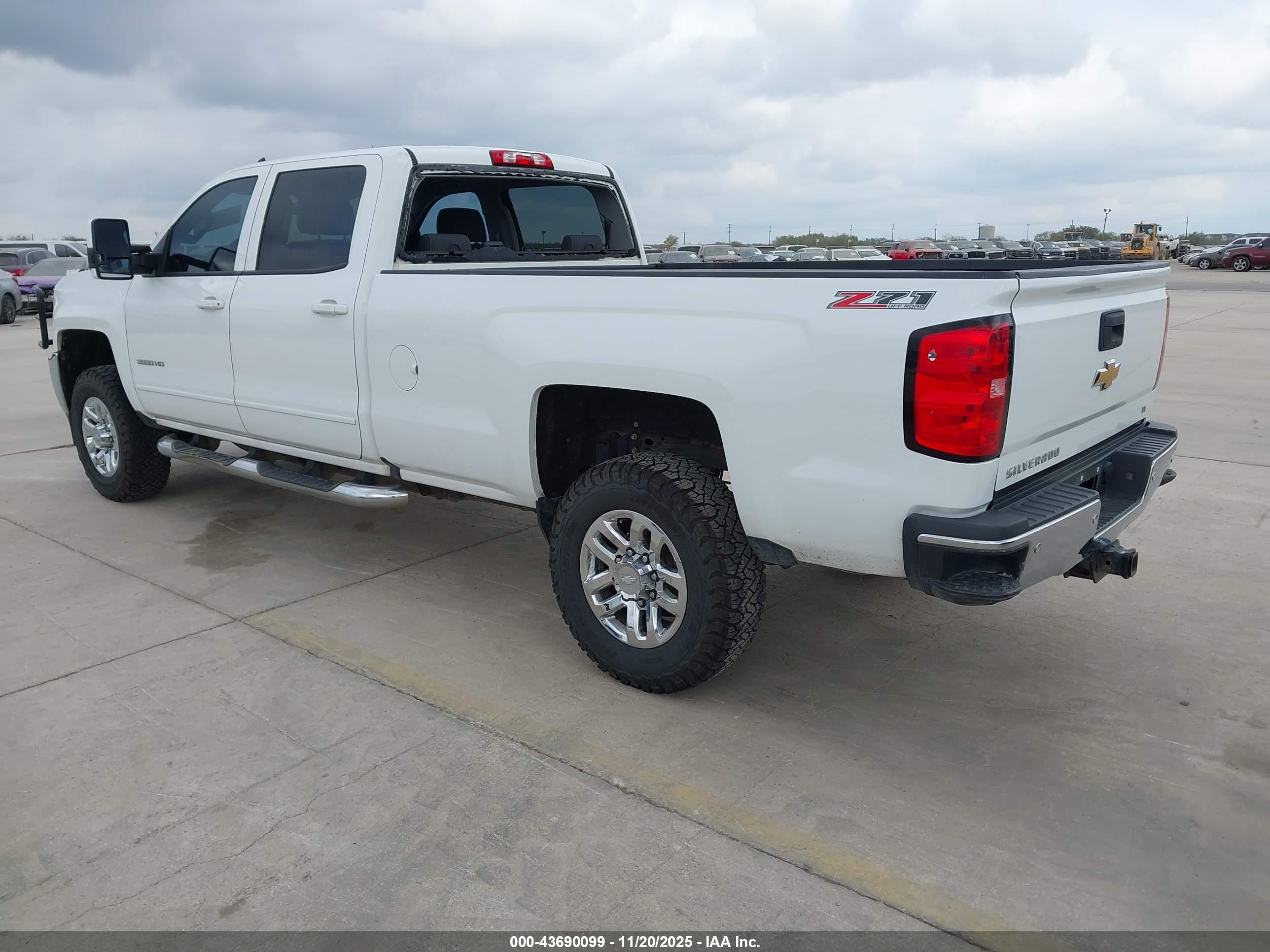 CHEVROLET SILVERADO image 3