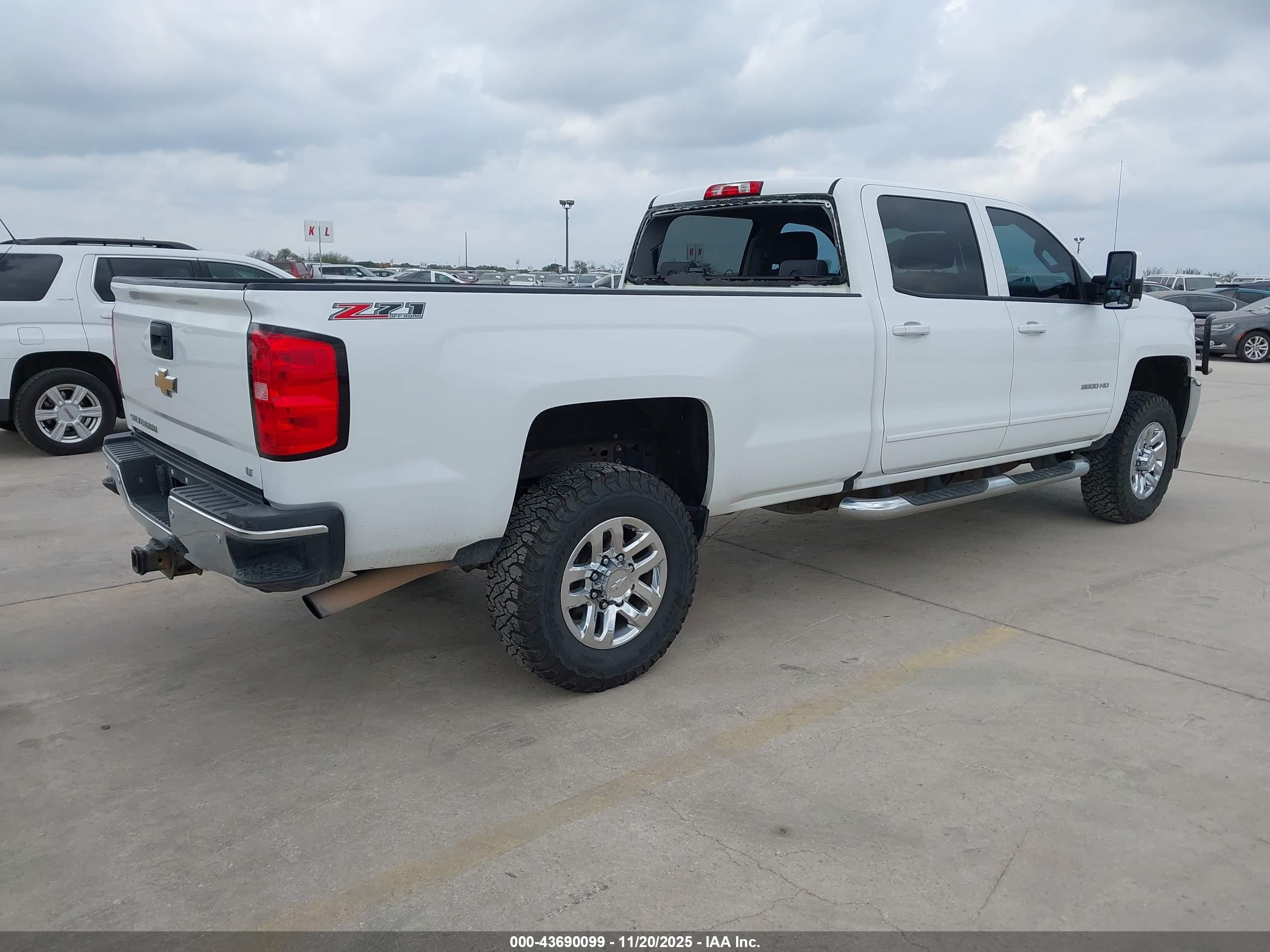 CHEVROLET SILVERADO image 4
