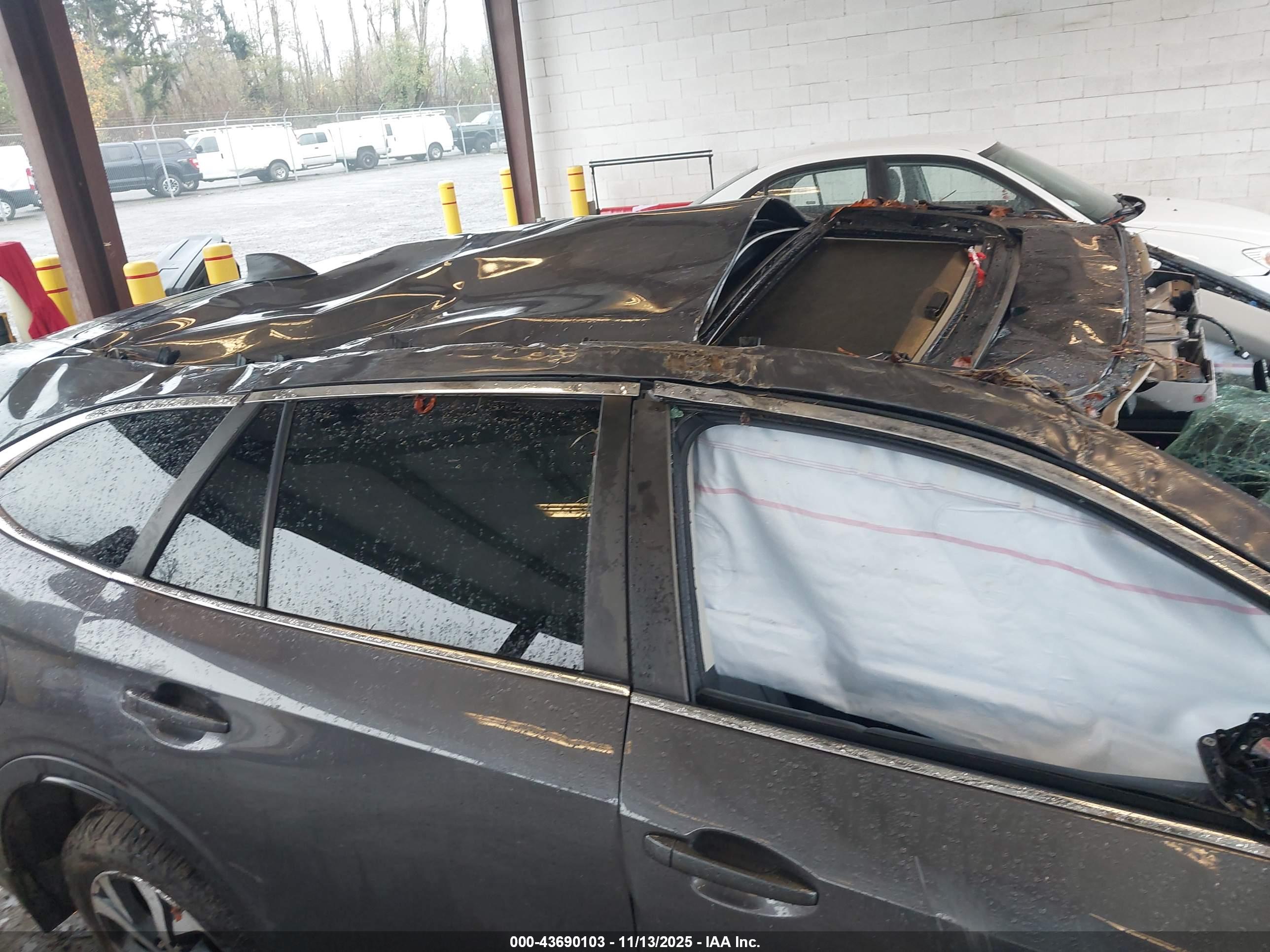 SUBARU OUTBACK image 6