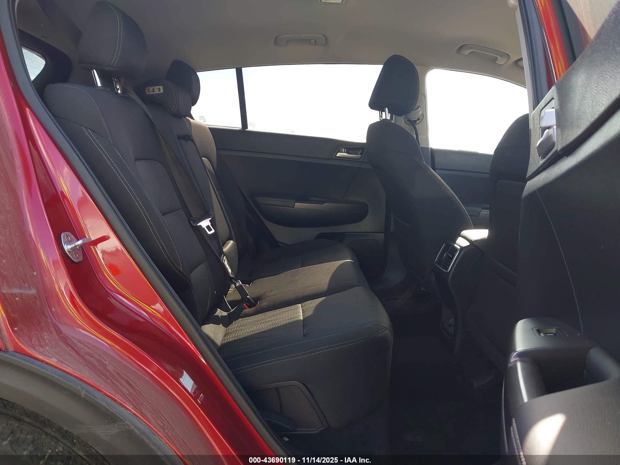 KIA SPORTAGE image 8