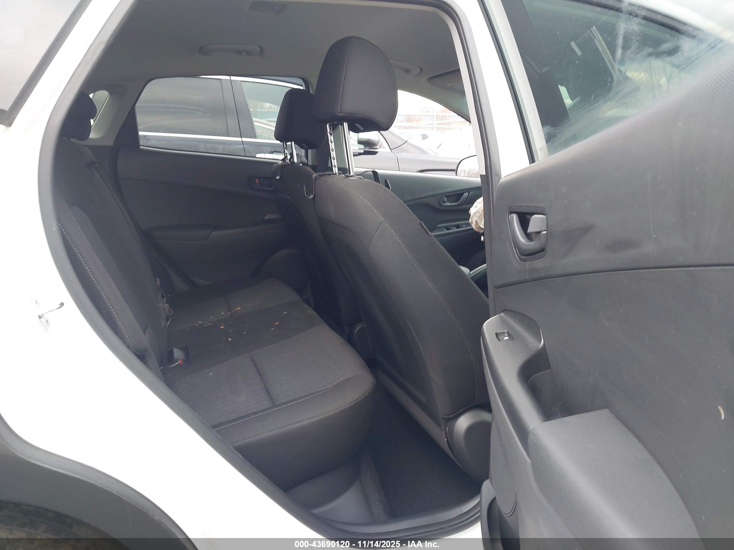 HYUNDAI KONA image 8