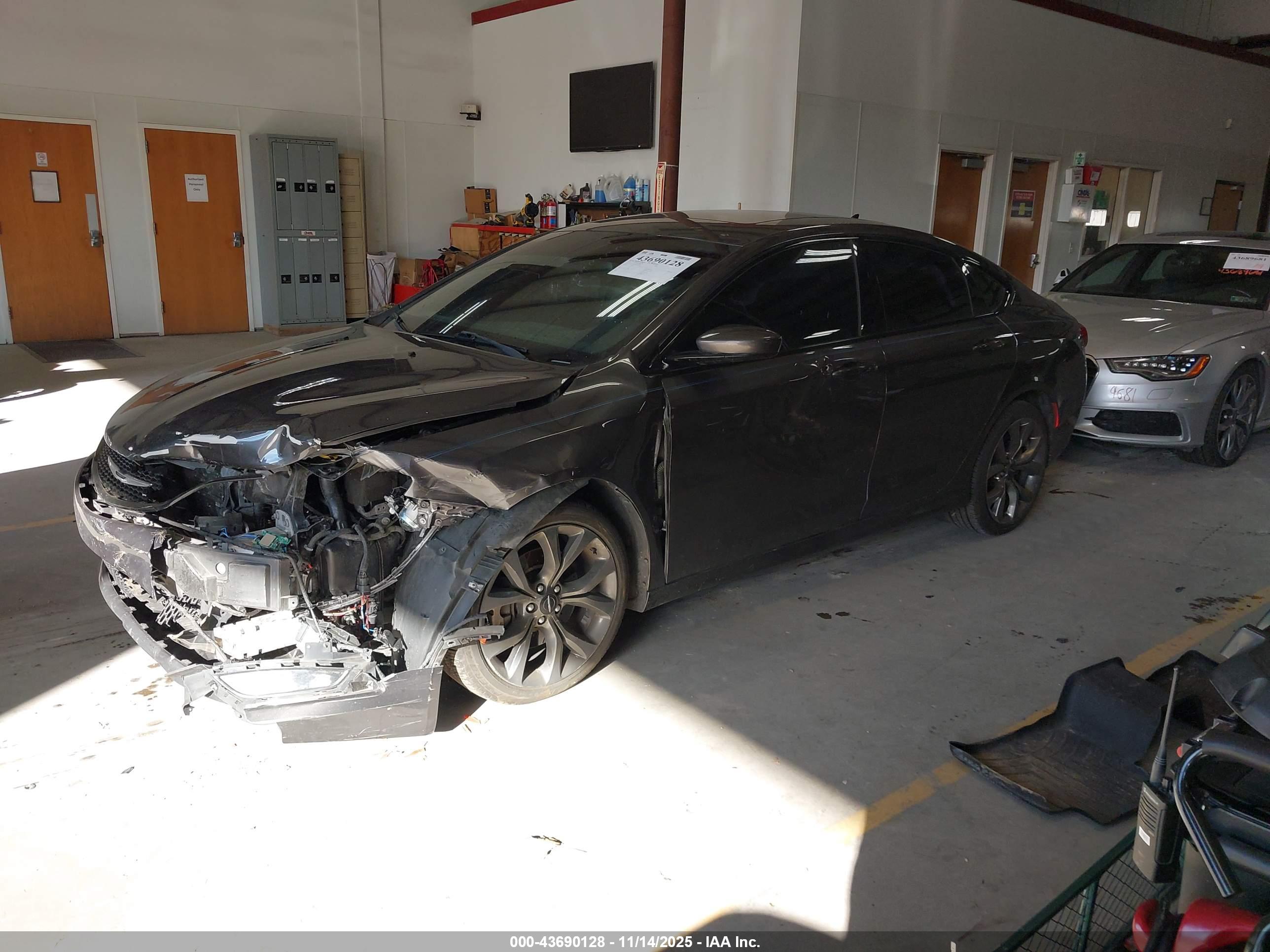 CHRYSLER 200 image 2