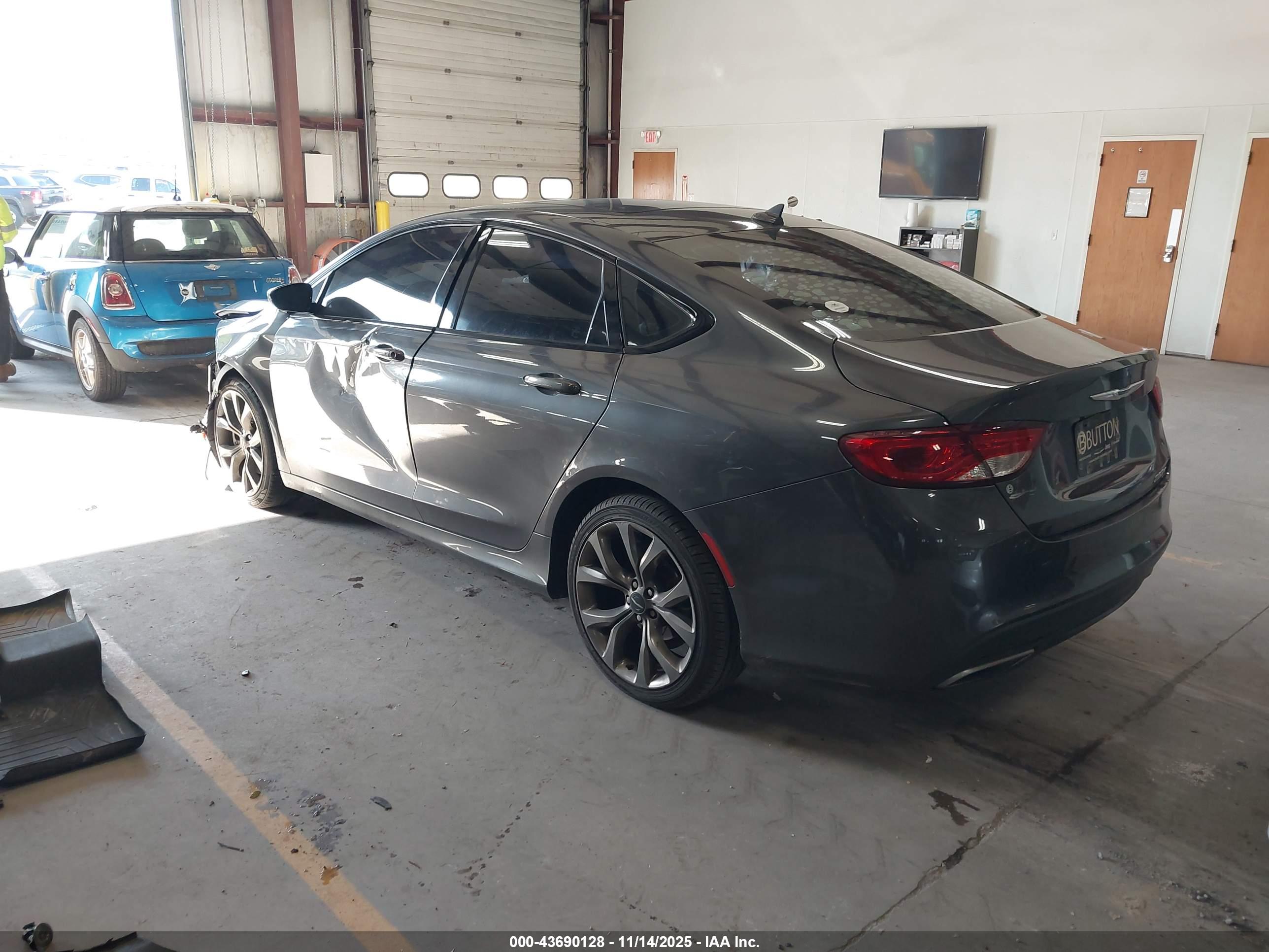 CHRYSLER 200 image 3
