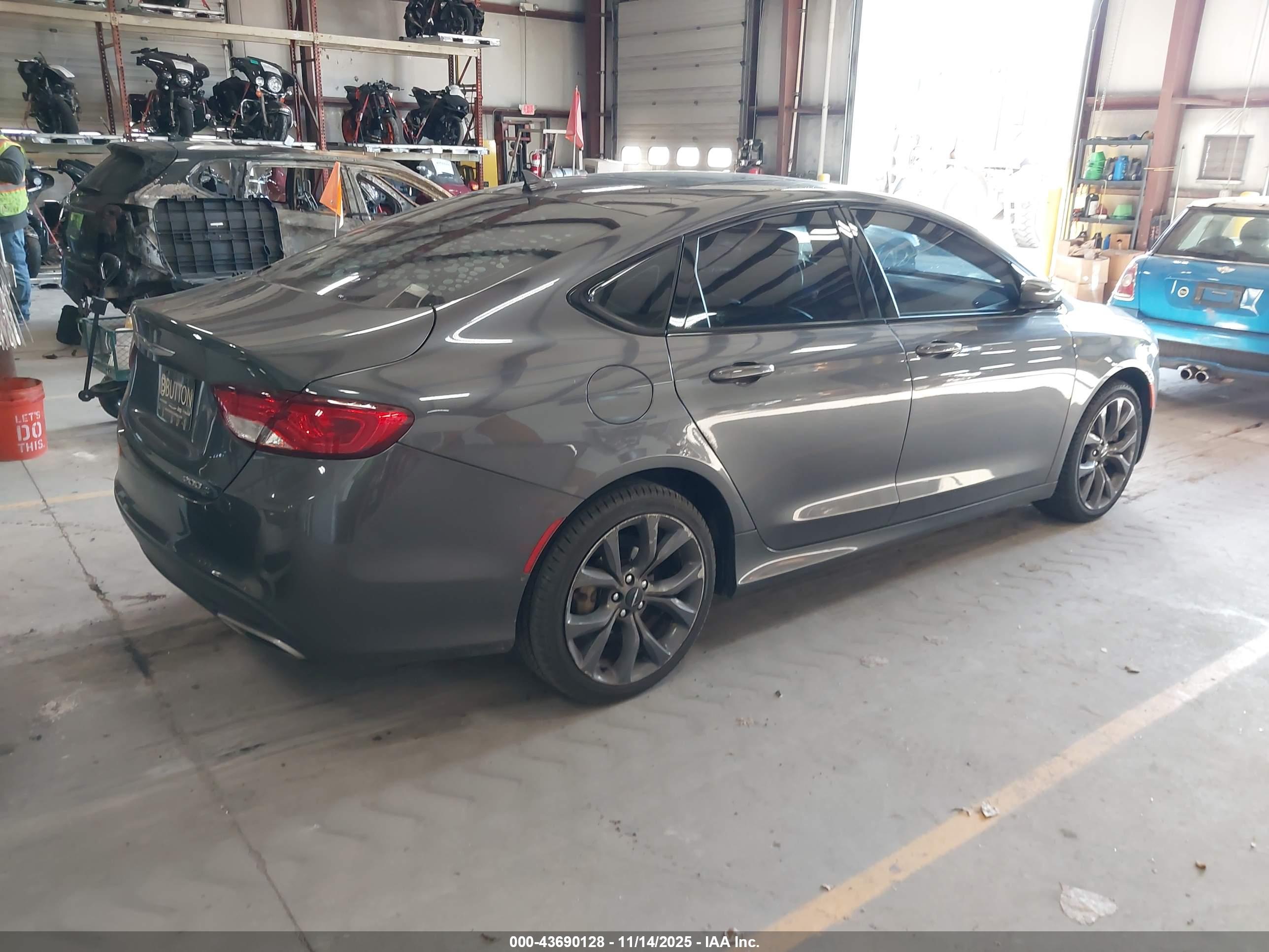 CHRYSLER 200 image 4