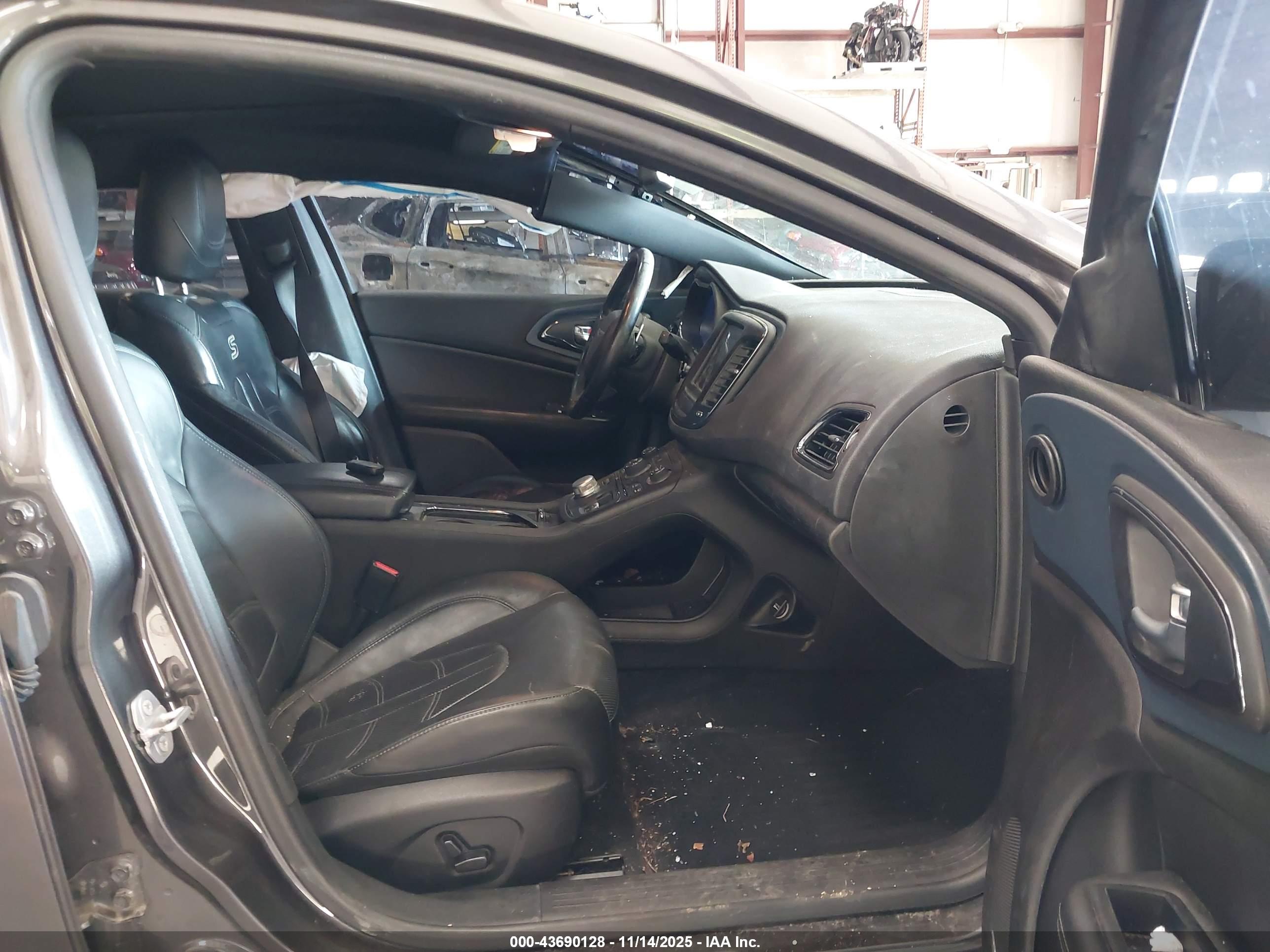 CHRYSLER 200 image 5