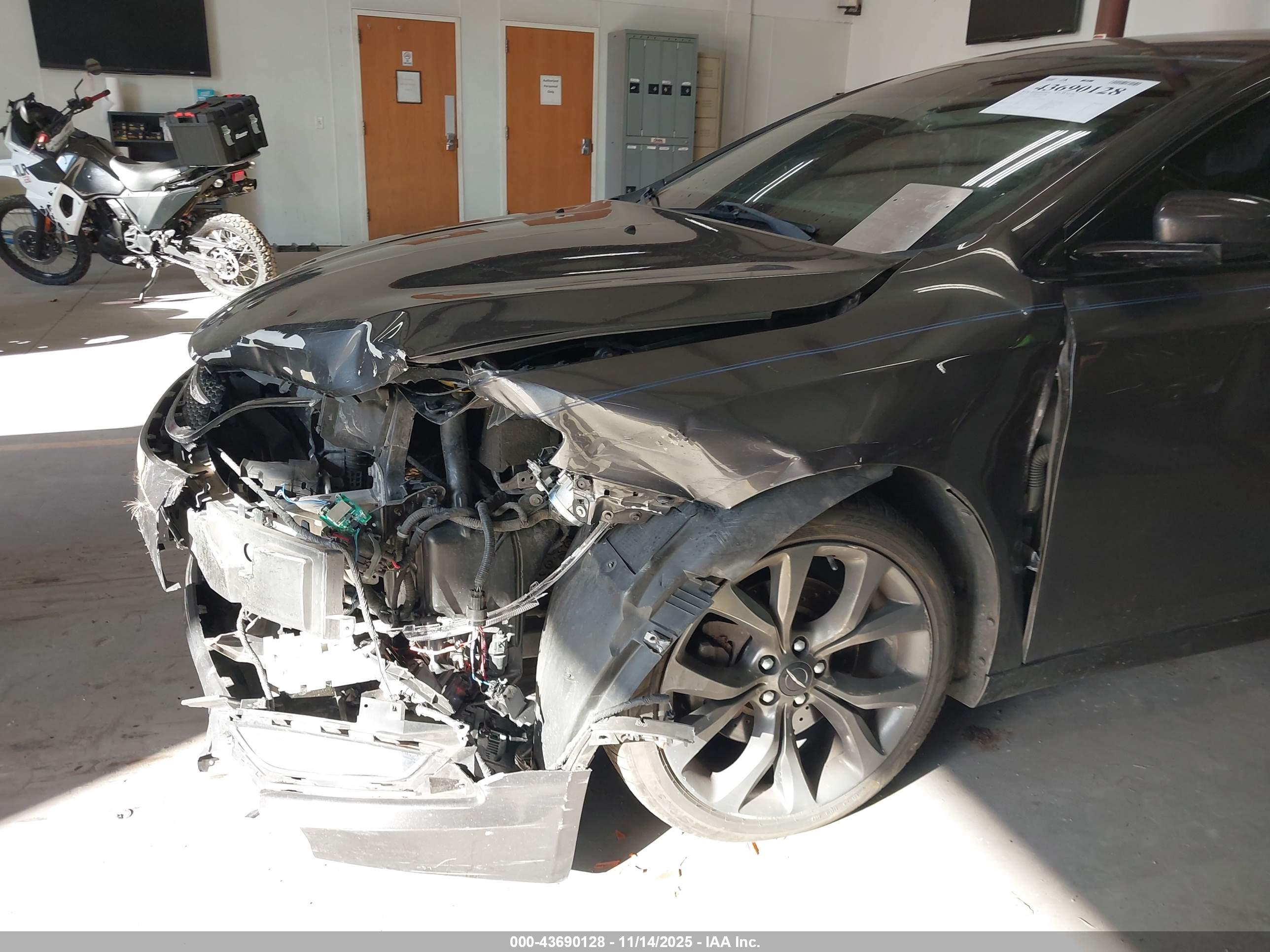 CHRYSLER 200 image 6