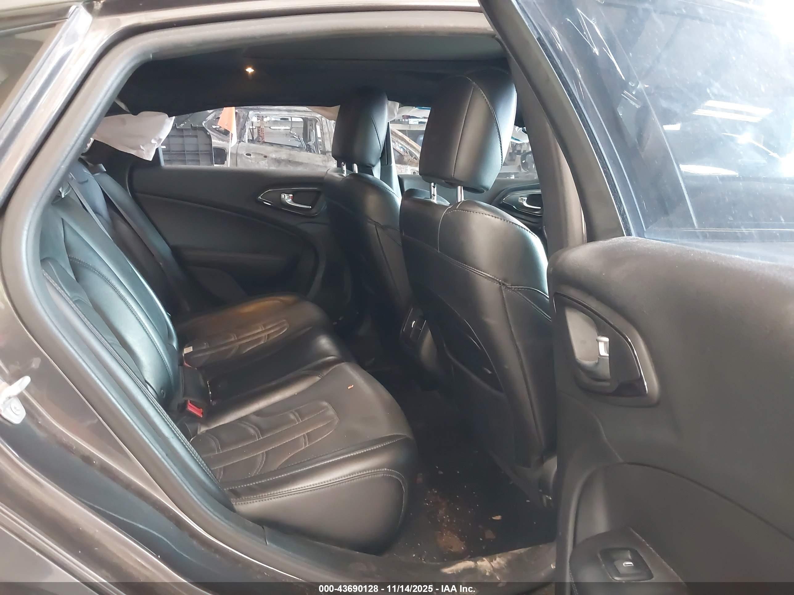 CHRYSLER 200 image 8