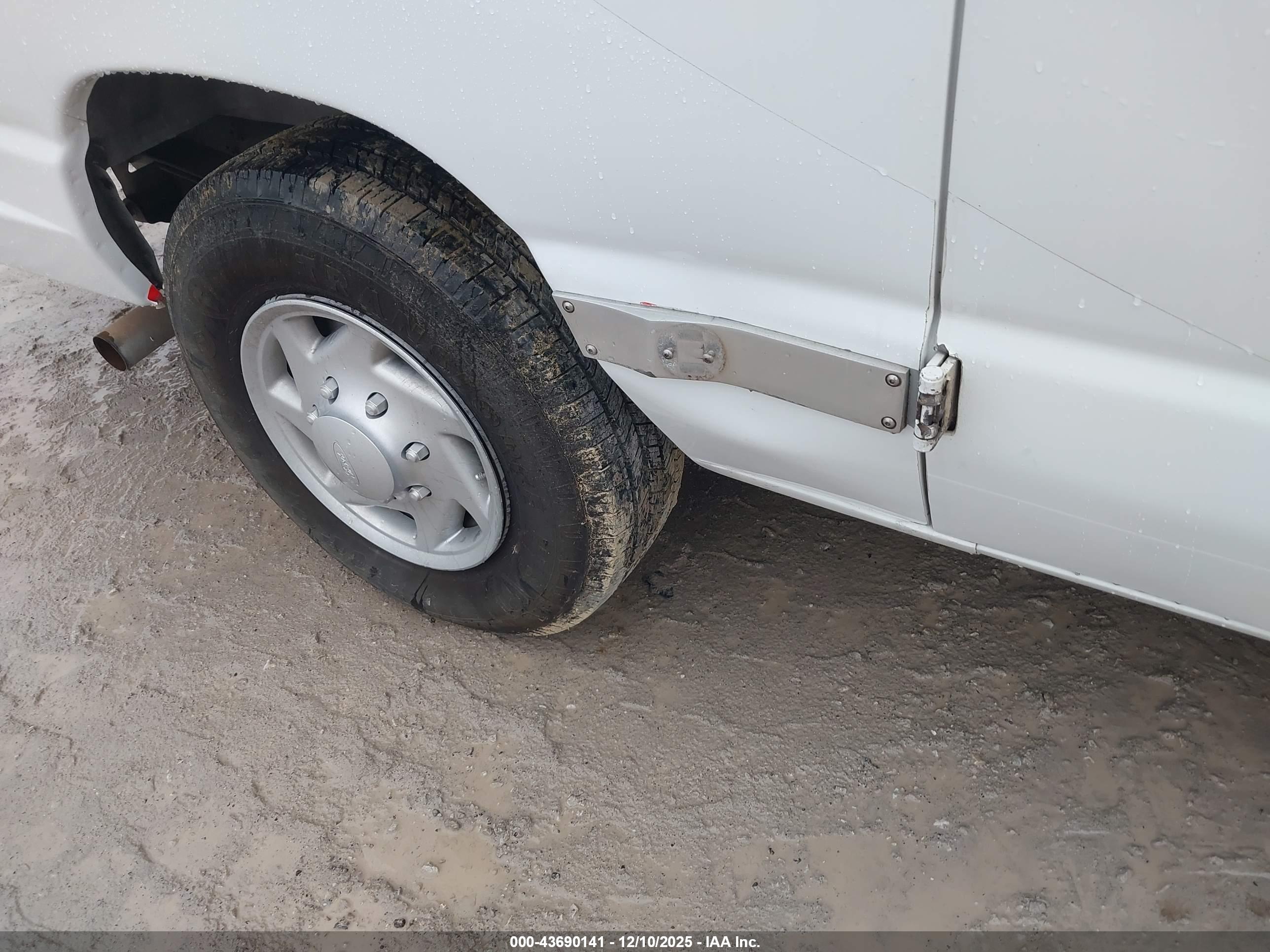 FORD E-350 image 6
