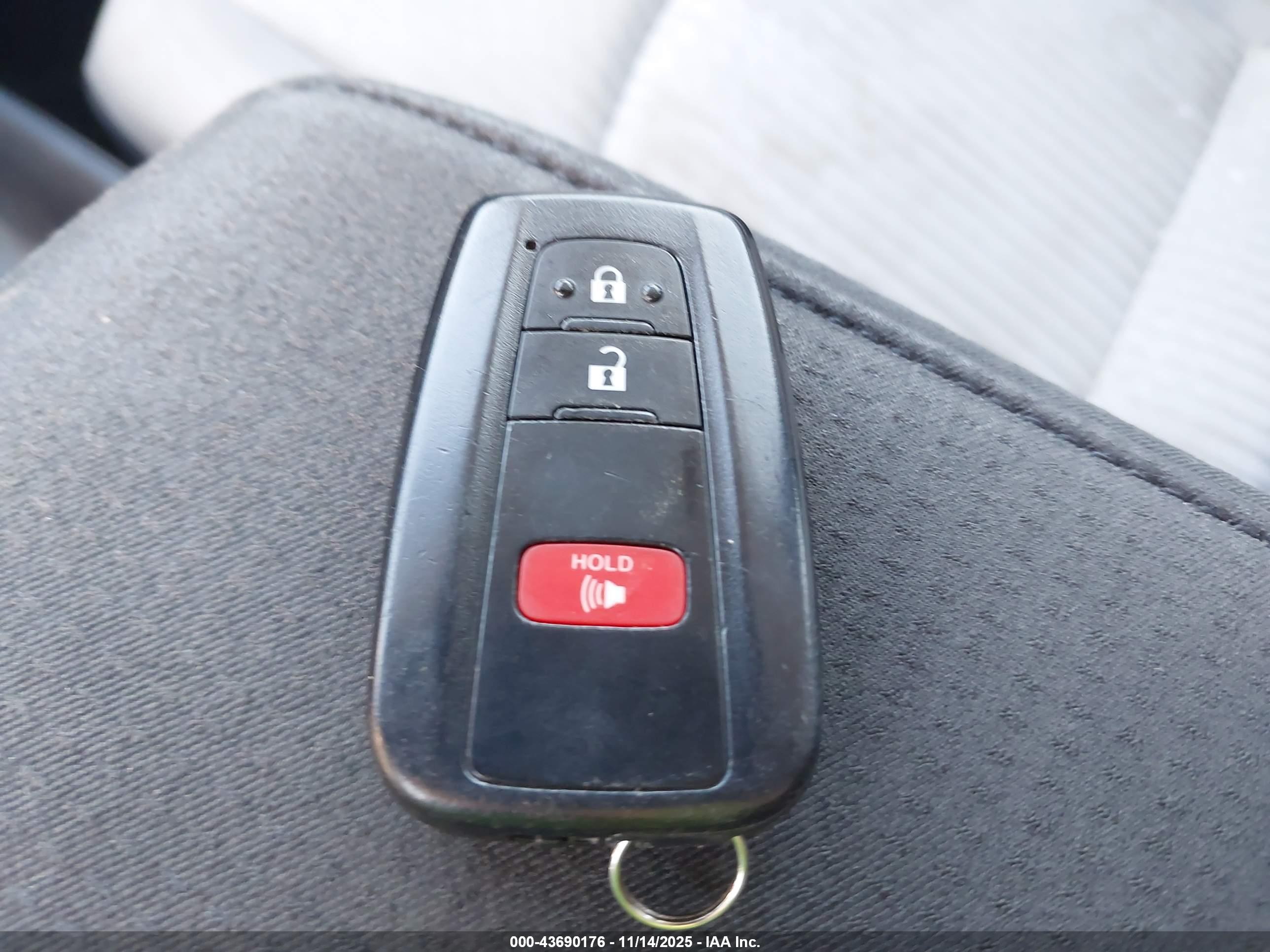 TOYOTA PRIUS image 11