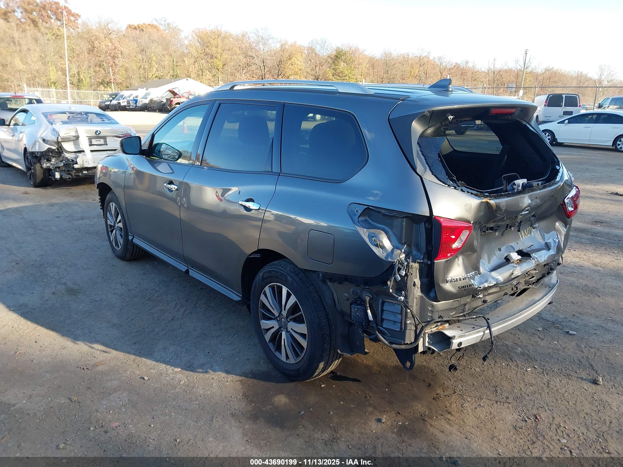 NISSAN PATHFINDER image 3