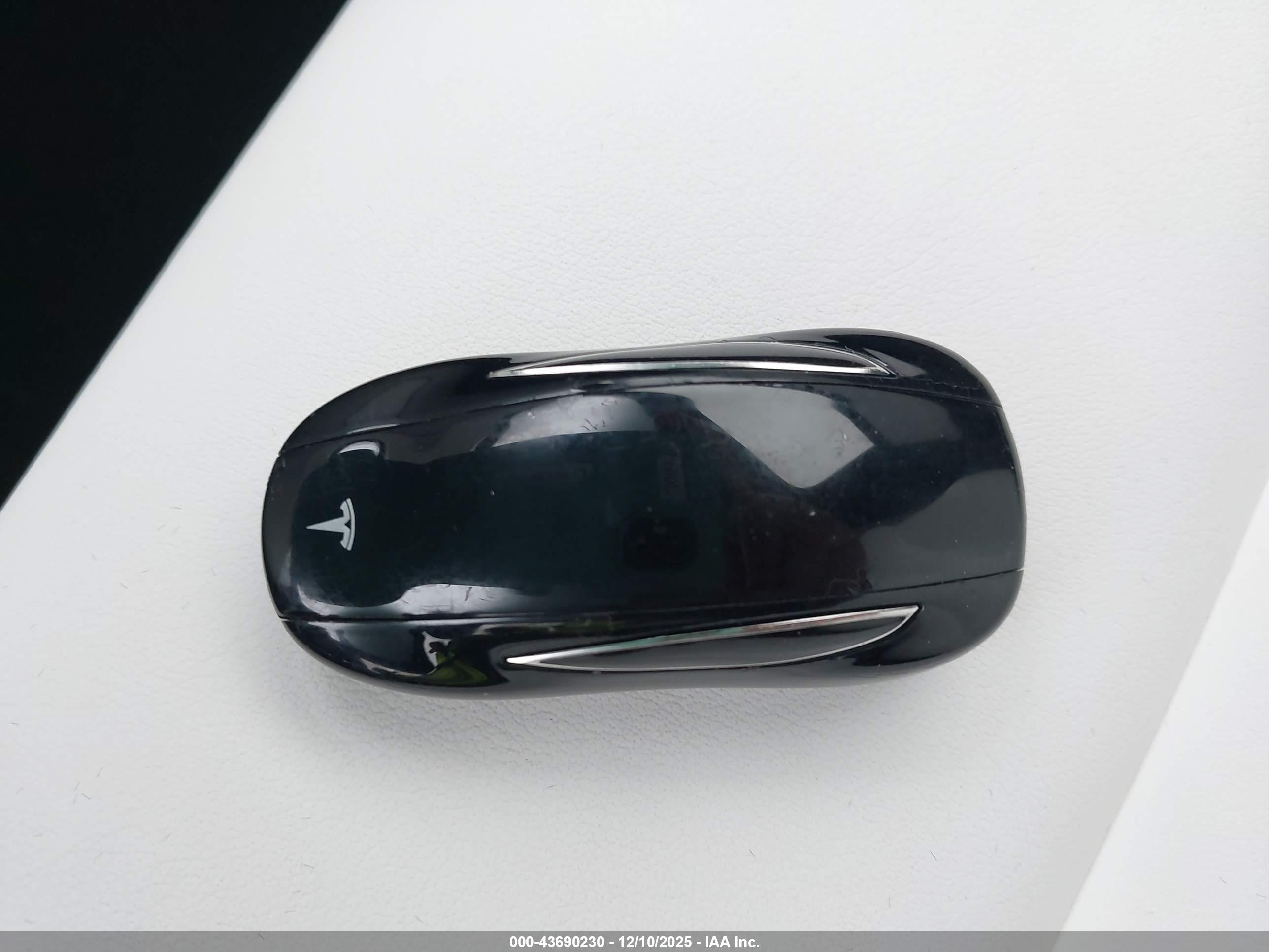 TESLA MODEL image 11